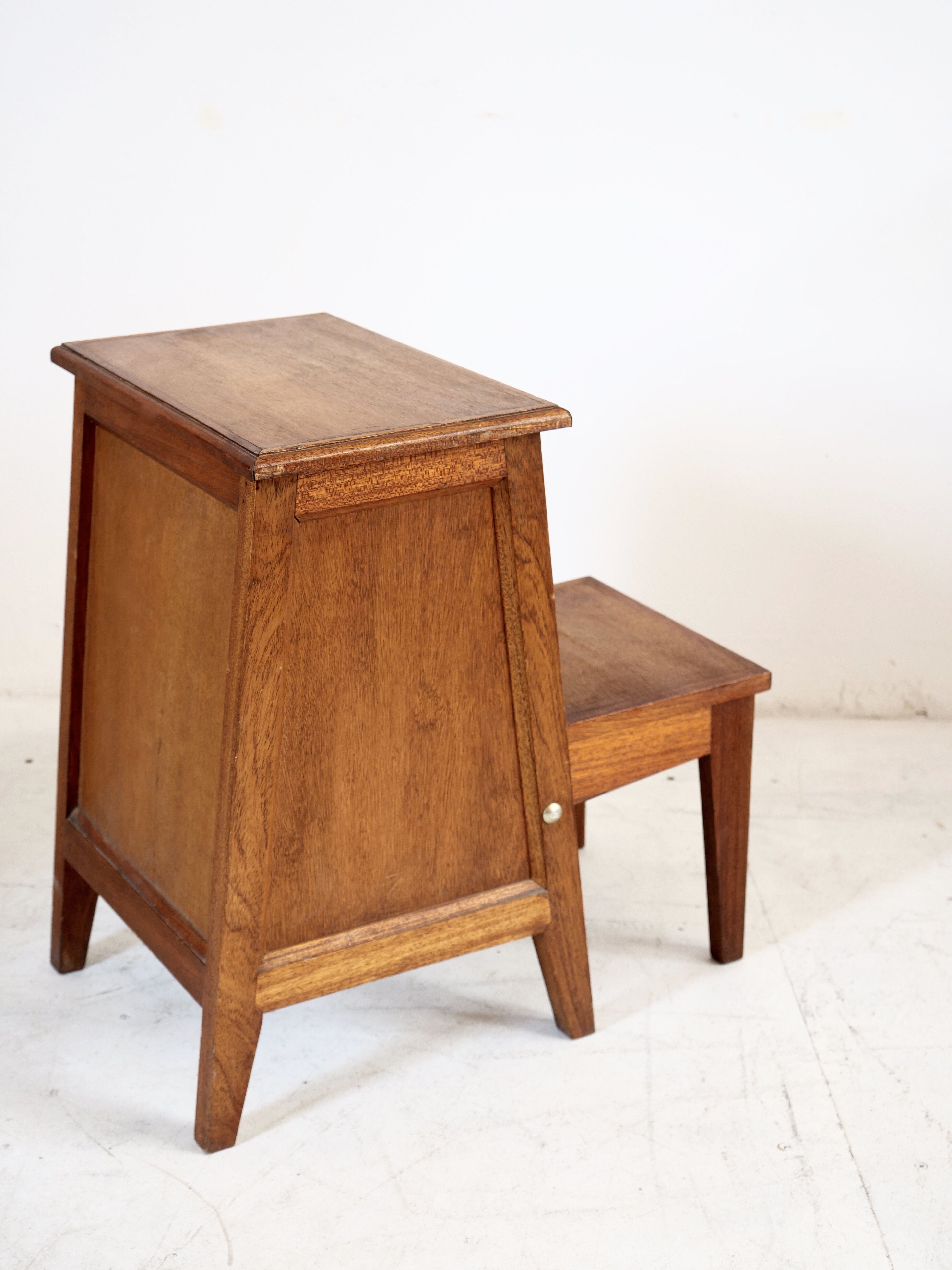 Retractable step stool in solid wood art deco