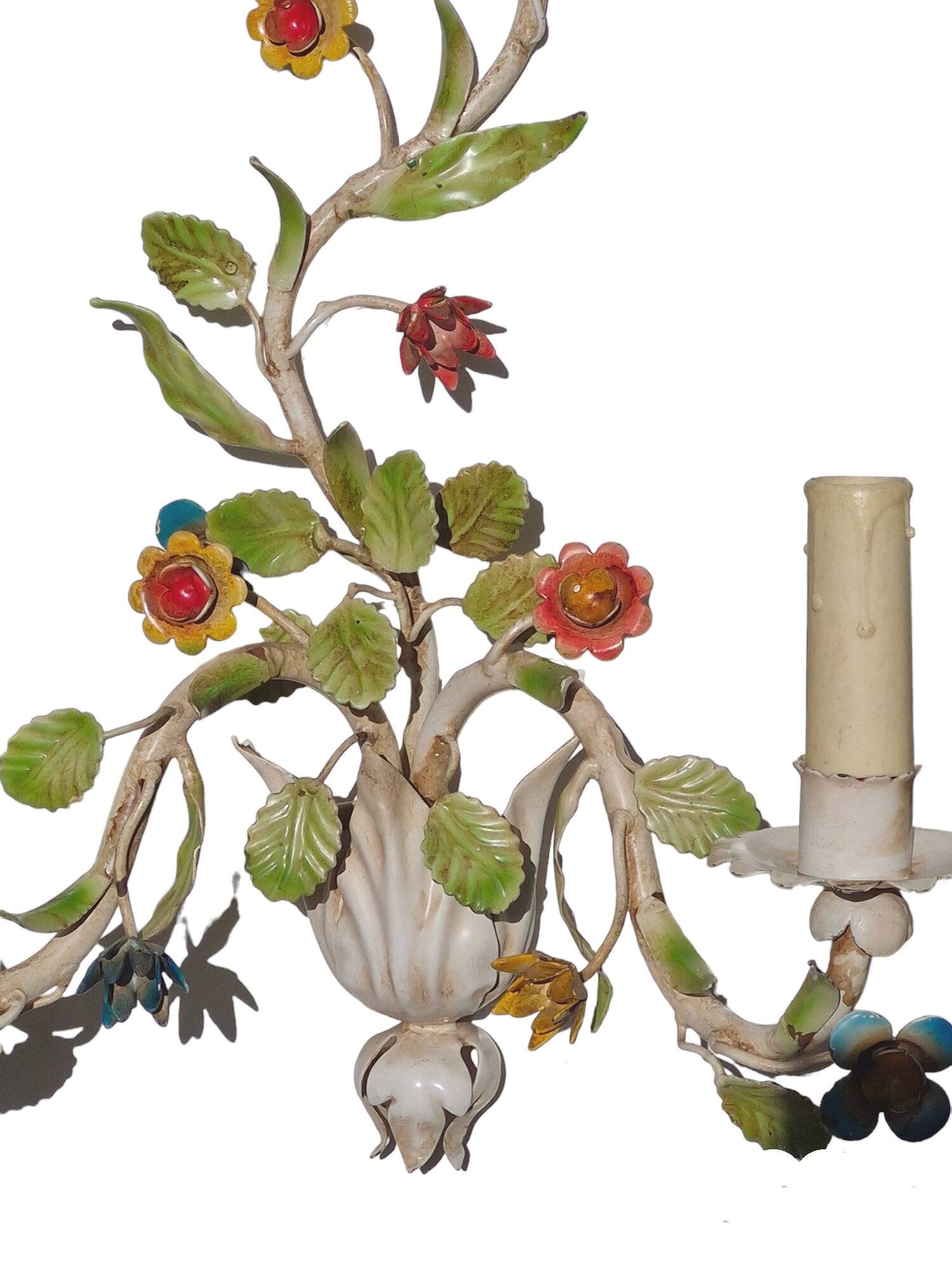 Wall lamp in colored flower sheet metal