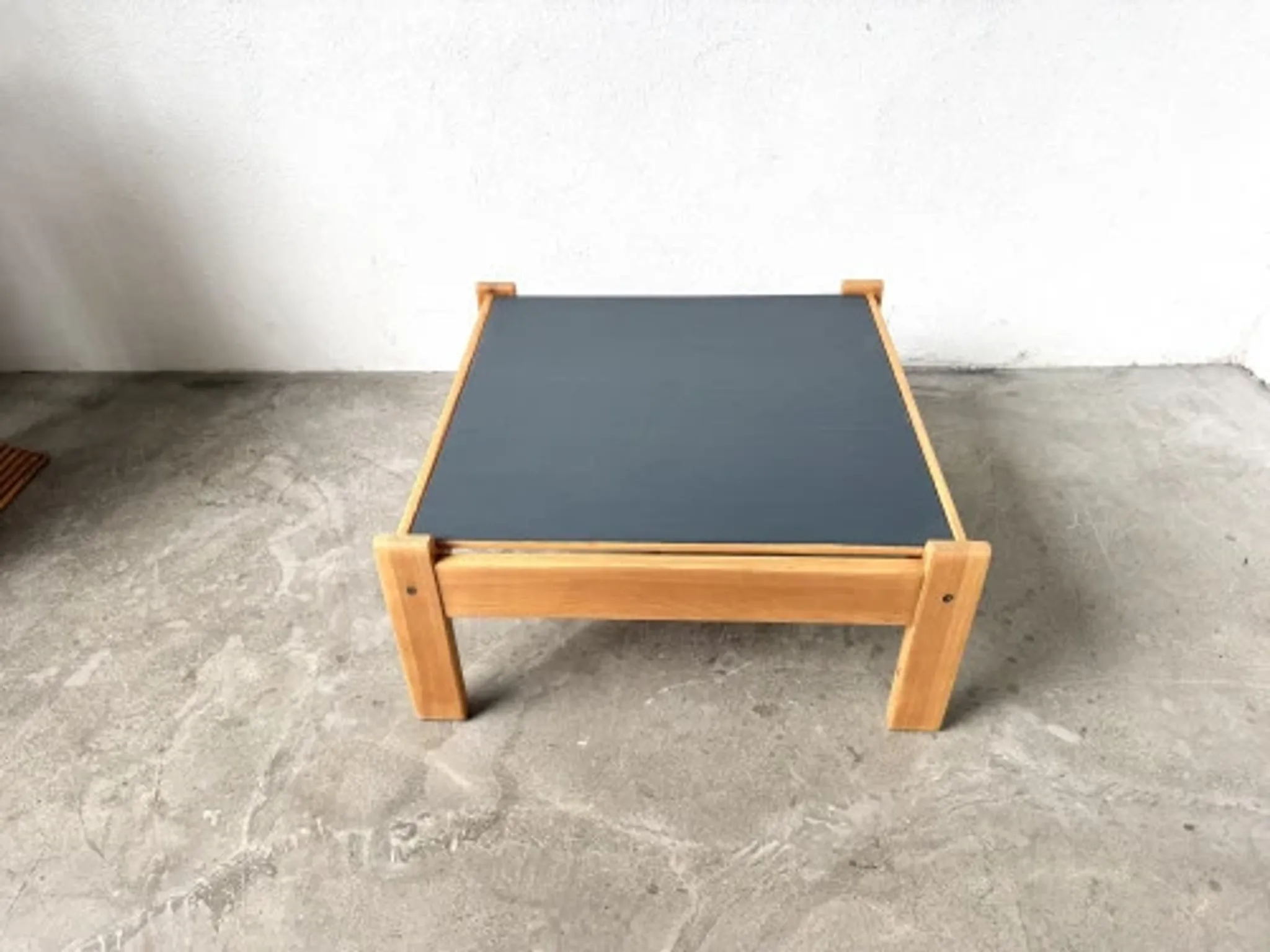Modernist coffee table in solid pine with a reversible top, 1970s.