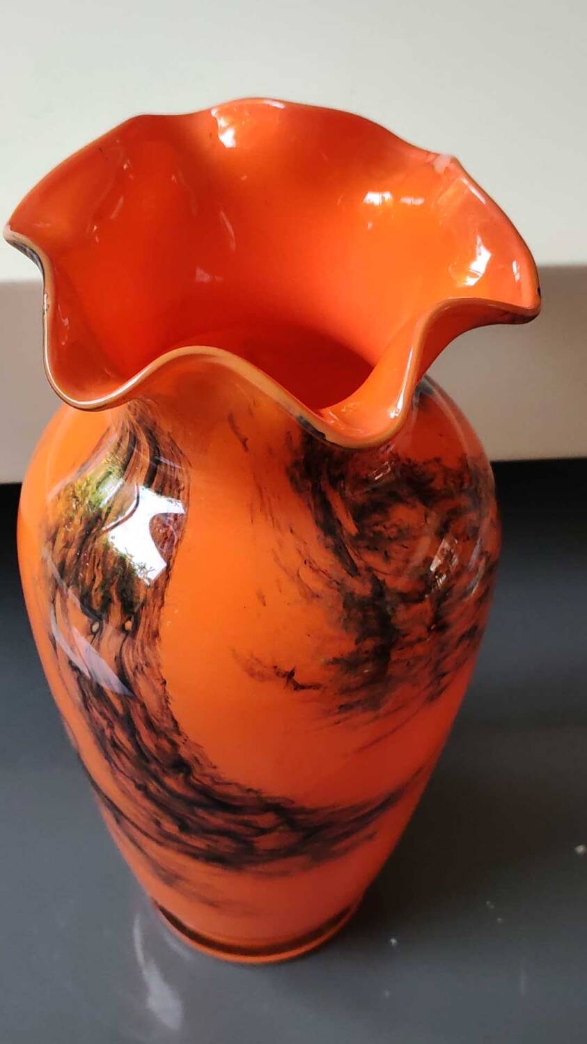 Corolla floral base. In blown Art glass, Murano Italy style. Black plumes of smoke. High 24 cm