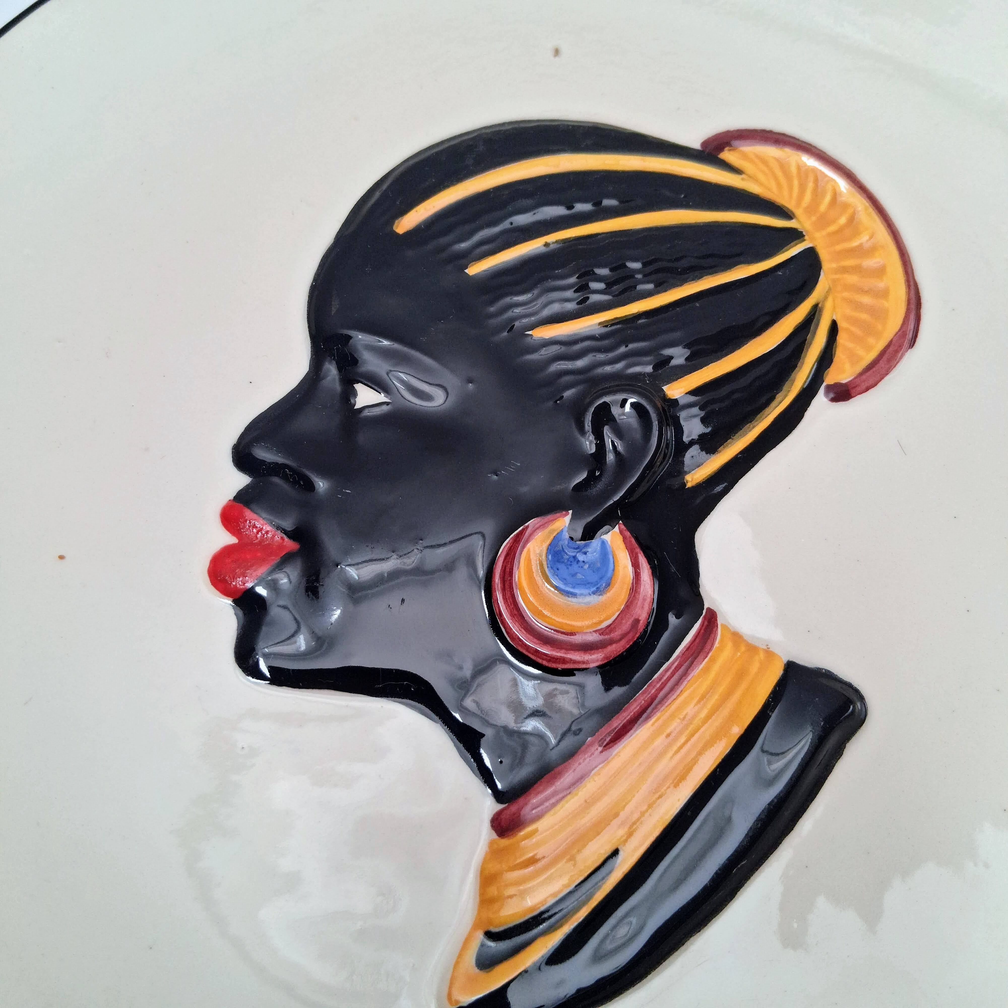 2 assiettes murales en faïence profils africains, 1960