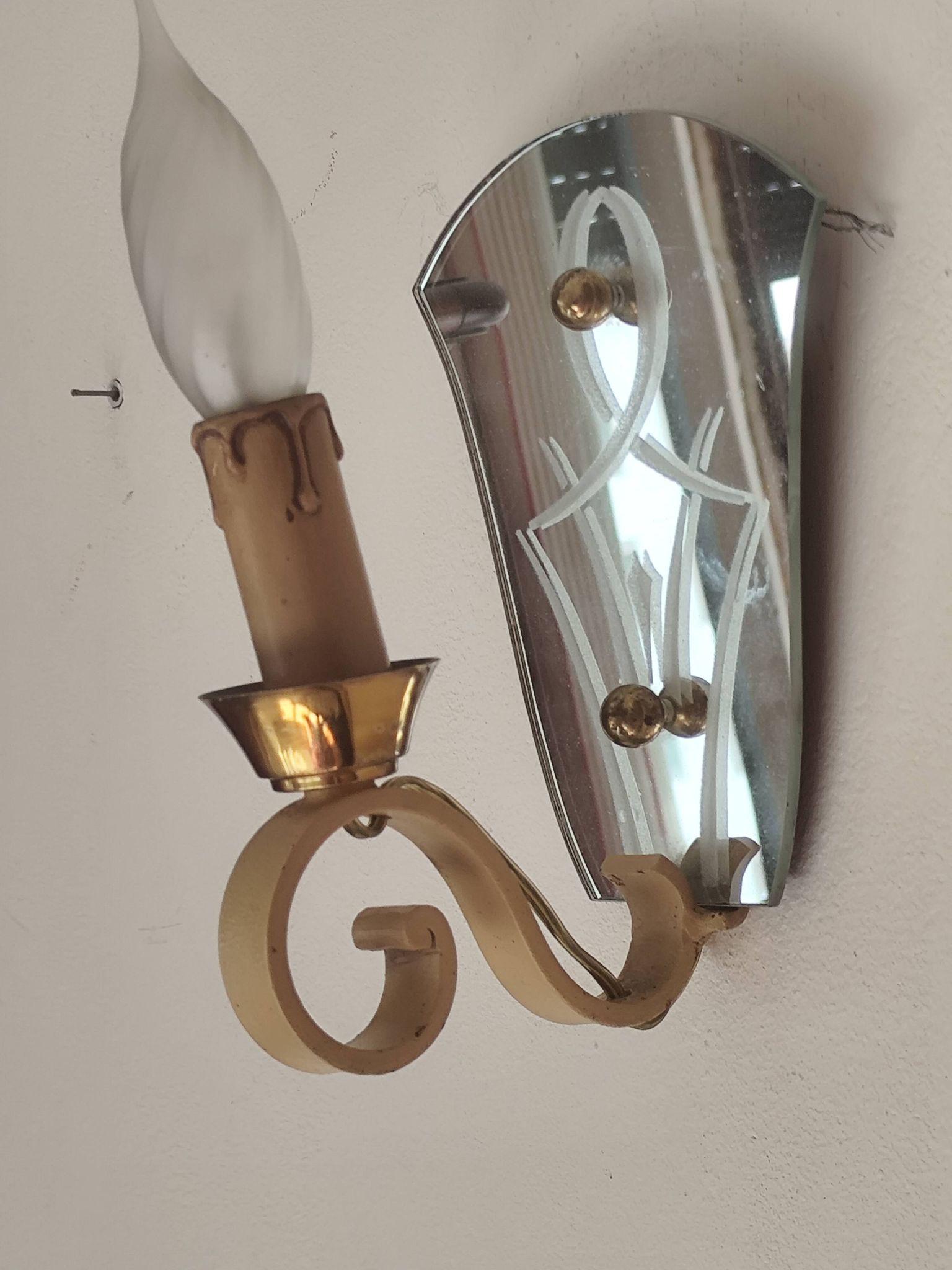 Single-light wall sconce in brass and metal with engraved mirror plate - 1950s