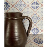 Pichet en grès marron foncé