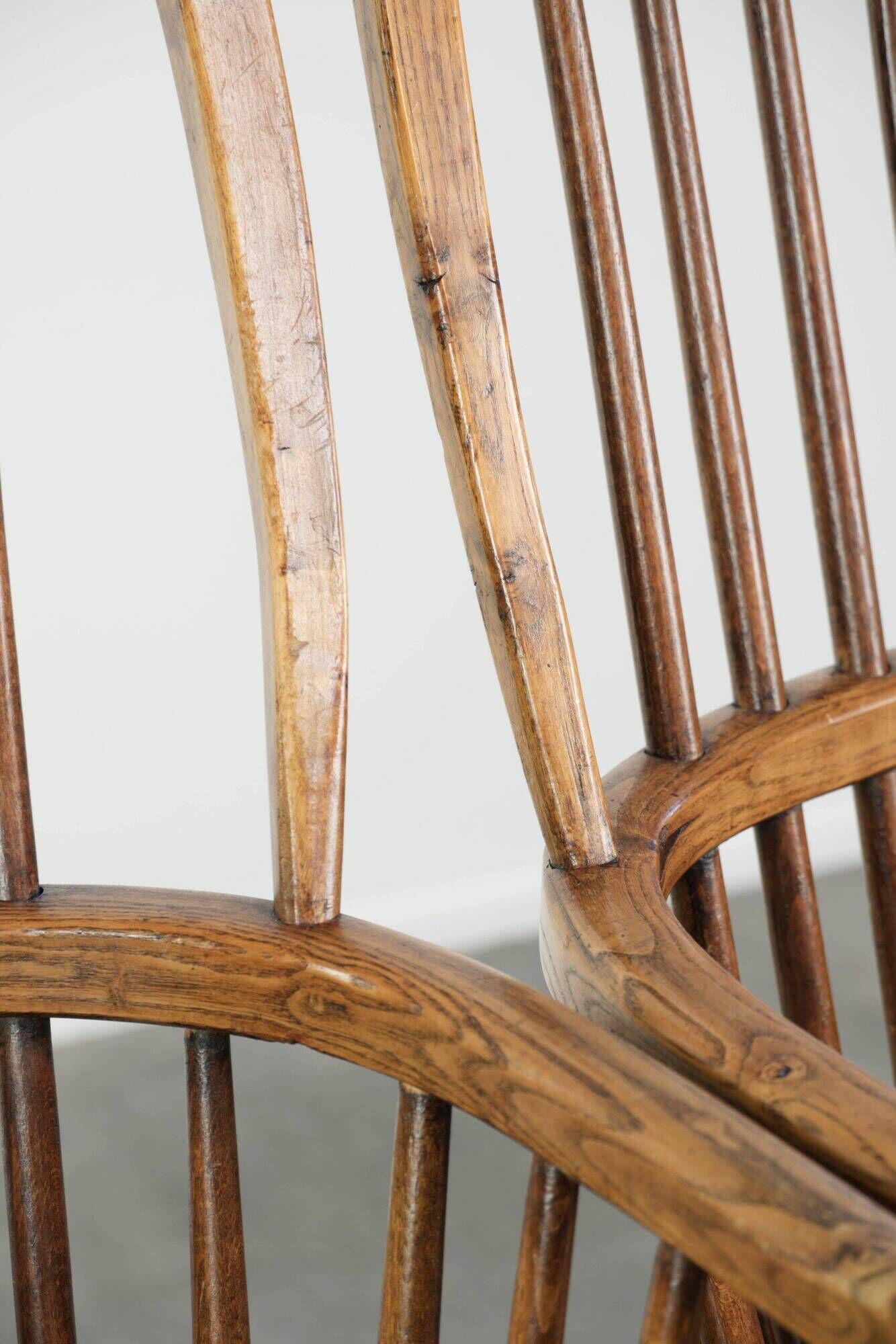 ensemble de deux chaises stickback Windsor anglaises antiques du 19e siècle