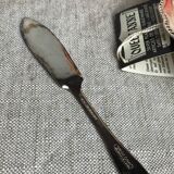 Beurrier coquille avec couteau, plaqué argent, Queen Ann