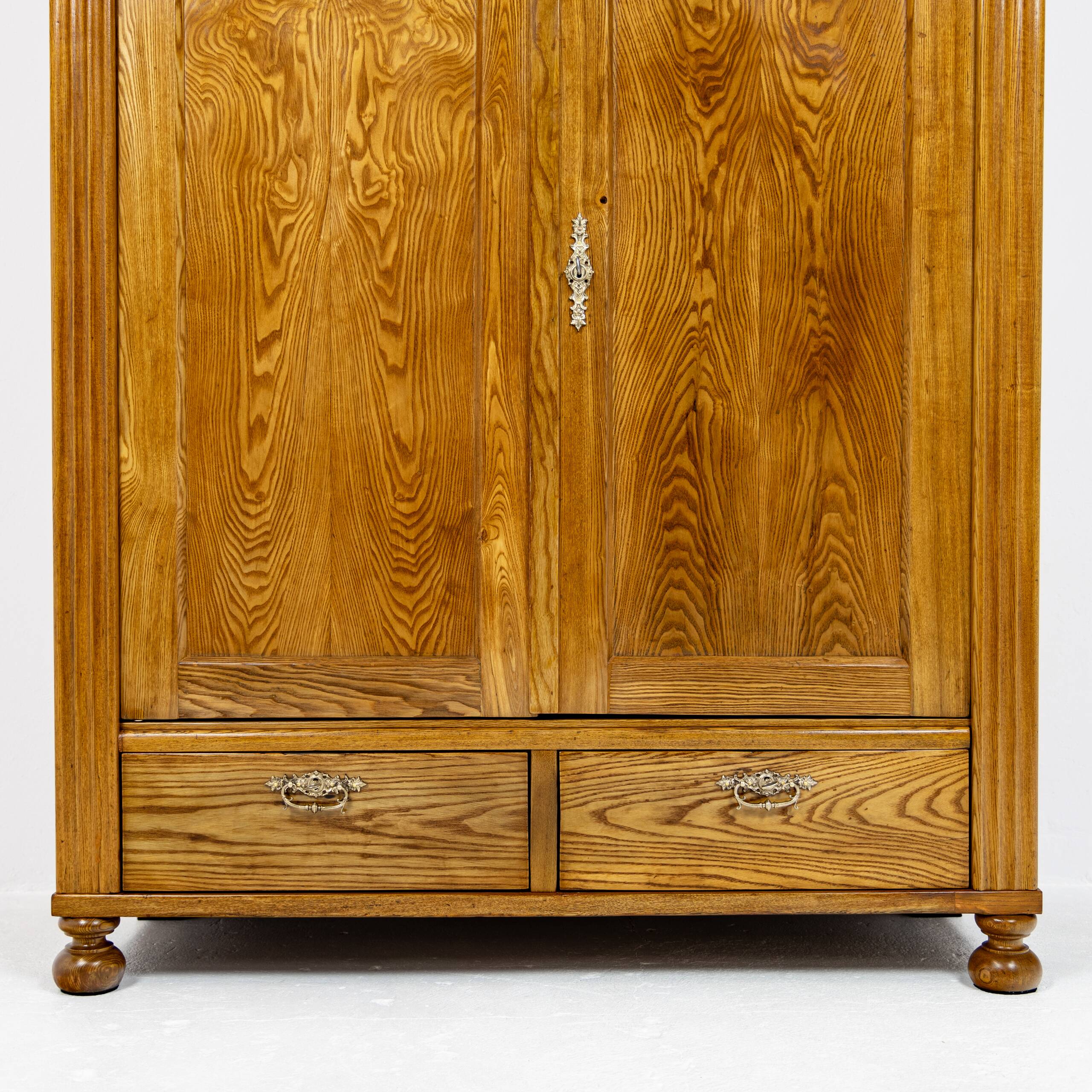 Armoire Louis-Philippe en frêne massif - 1835-1850