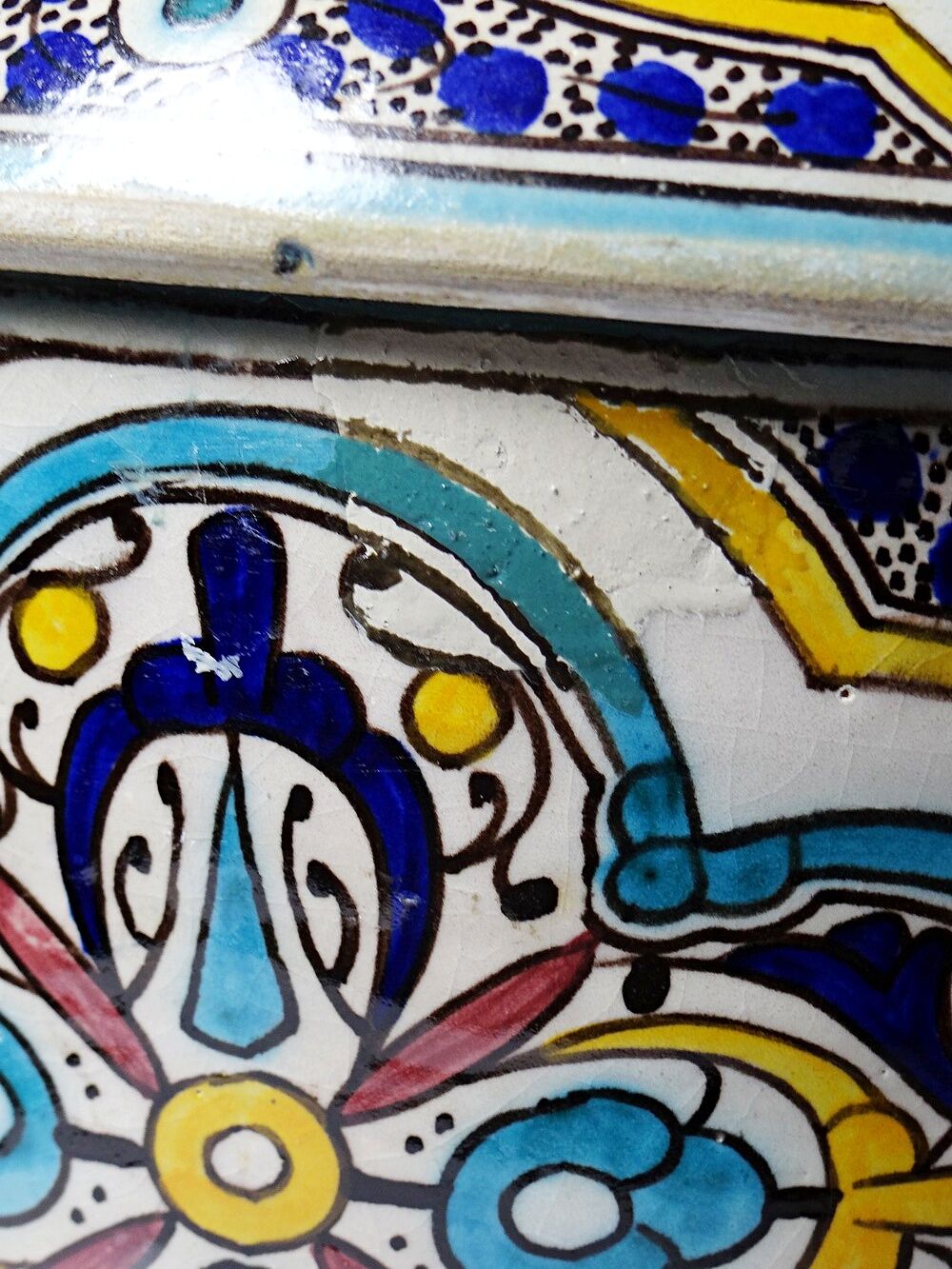 Large ancient jobana from Fes in polychrome faience, Morocco 20th century.