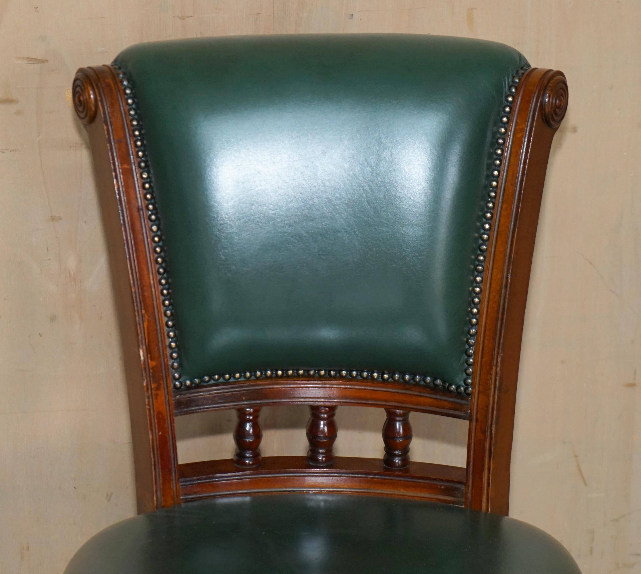 Modern captain's chair in leather, beech frame, adjustable.