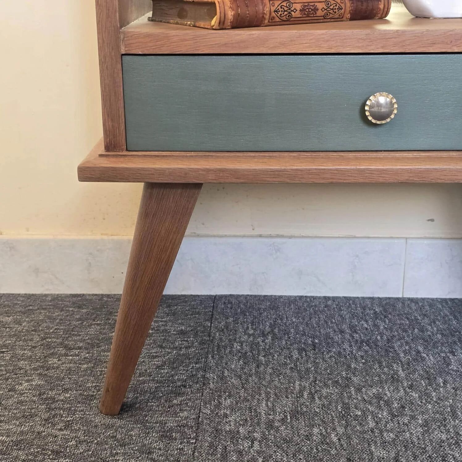 Renovated vintage bedside table in wood, with tapered legs – Matt green & gold background