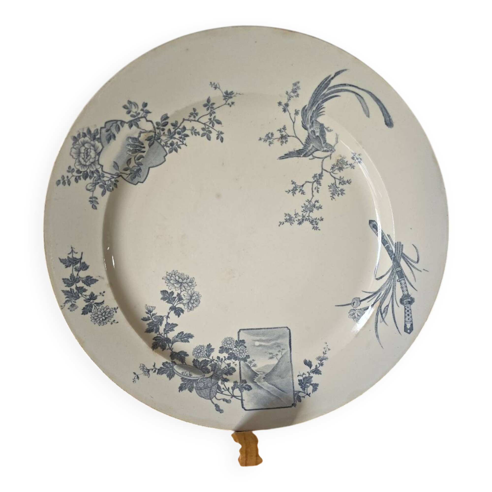 Large decorative plate in the Japanese style, late 19th century.