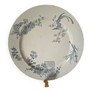 Large decorative plate in the Japanese style, late 19th century.