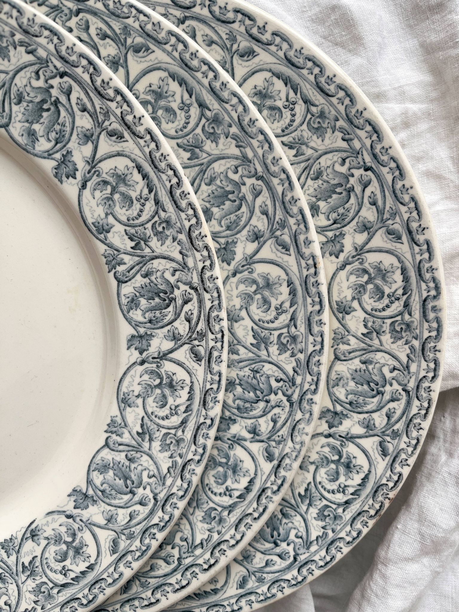 3 assiettes plates en terre de fer "Renaissance" Creil et Montereau