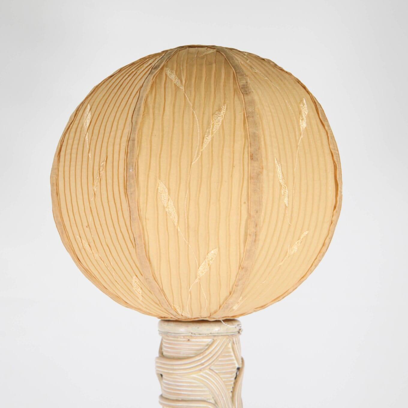 Lampadaire en rotin et soie
