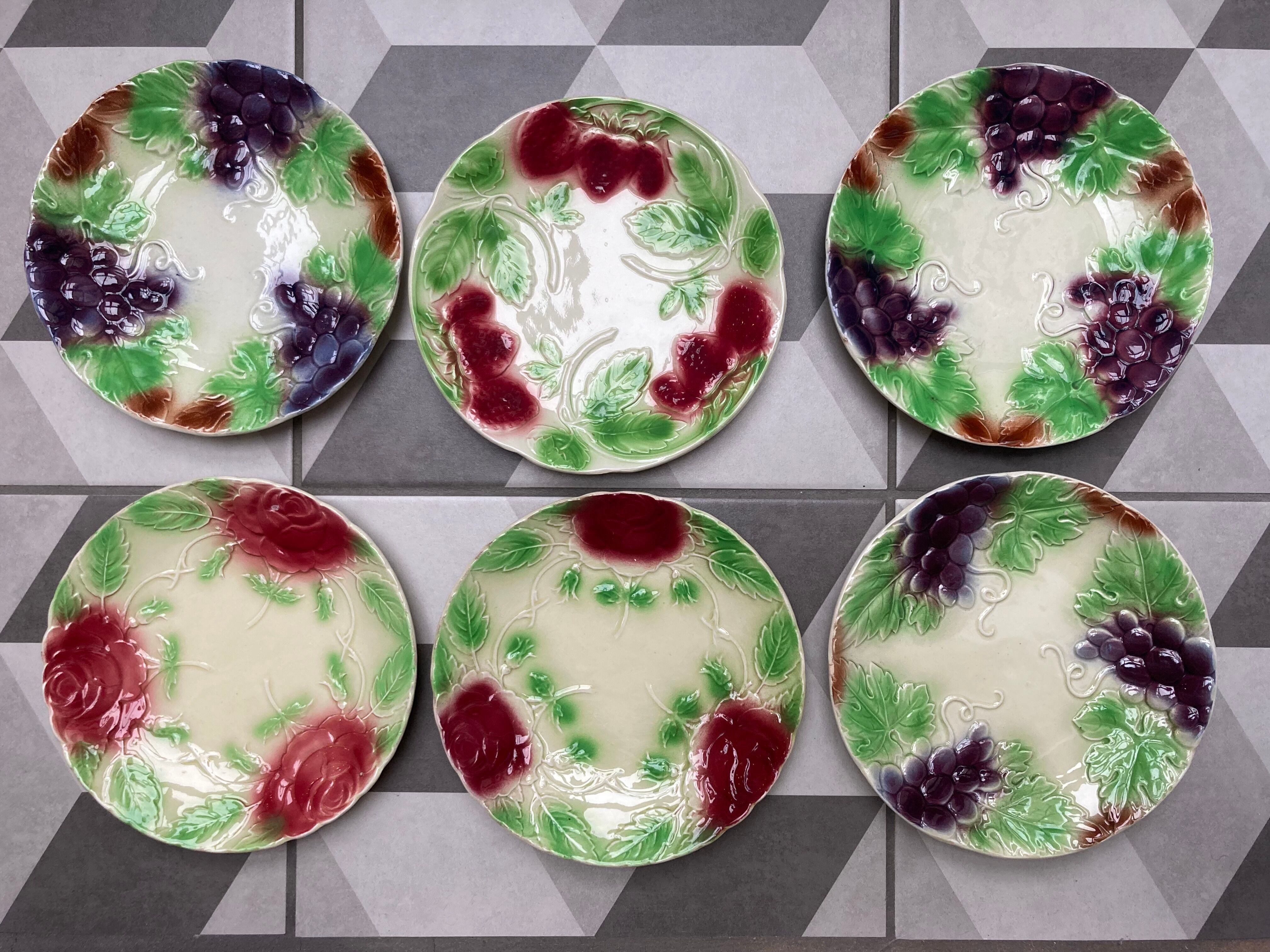 Set de 6 assiettes à dessert en barbotine début XX