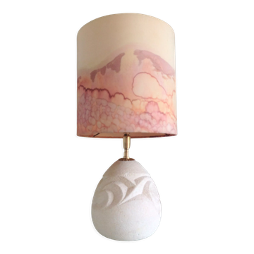 Lampe ovoïde en pierre sculptée et abat jour imprimé / vintage années 60-70
