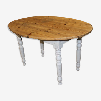 Oval table with flaps