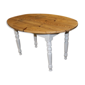 Oval table with flaps