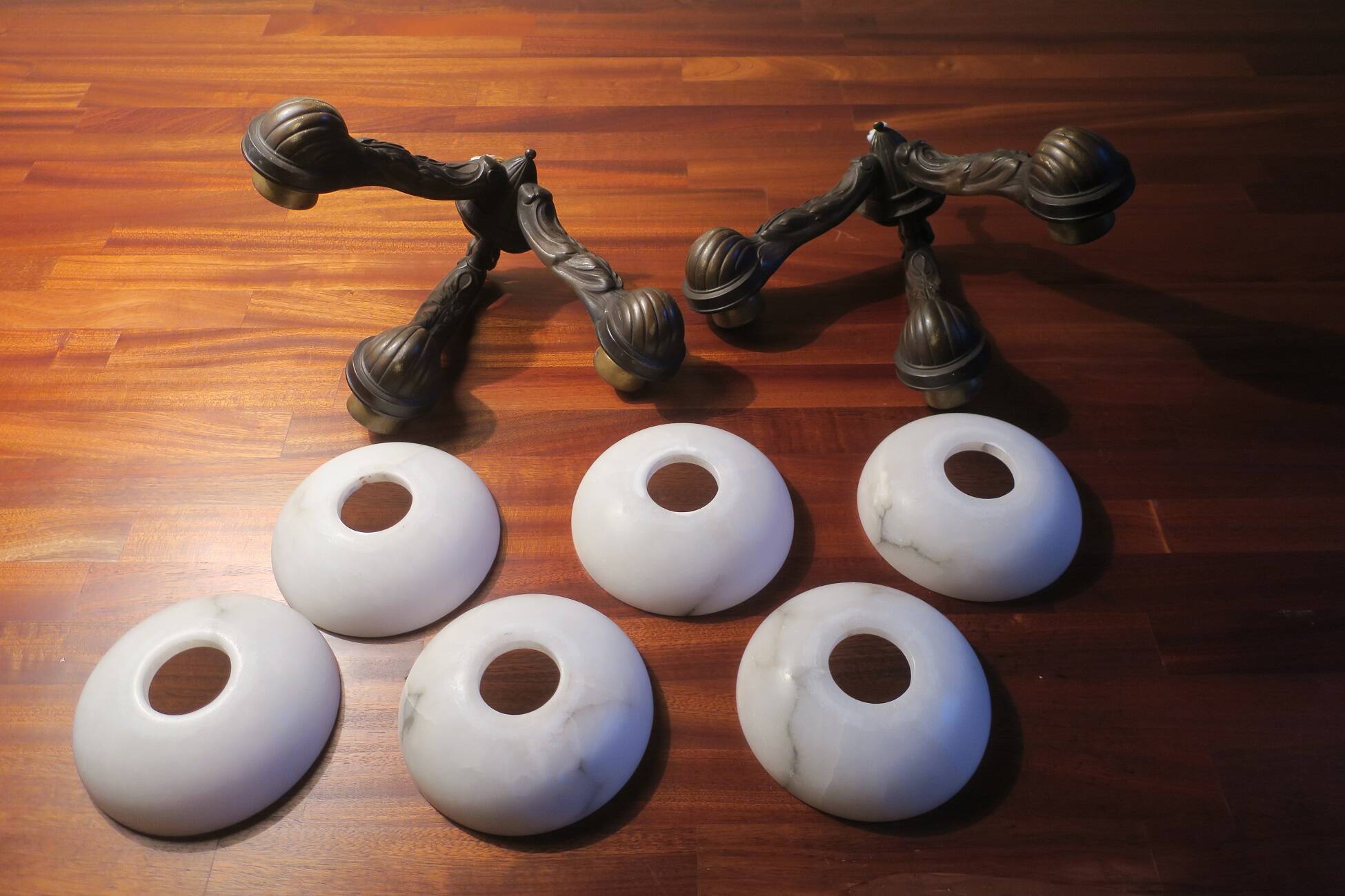 Paire d'appliques murales anciennes en bronze et albâtre à trois bras, 1910