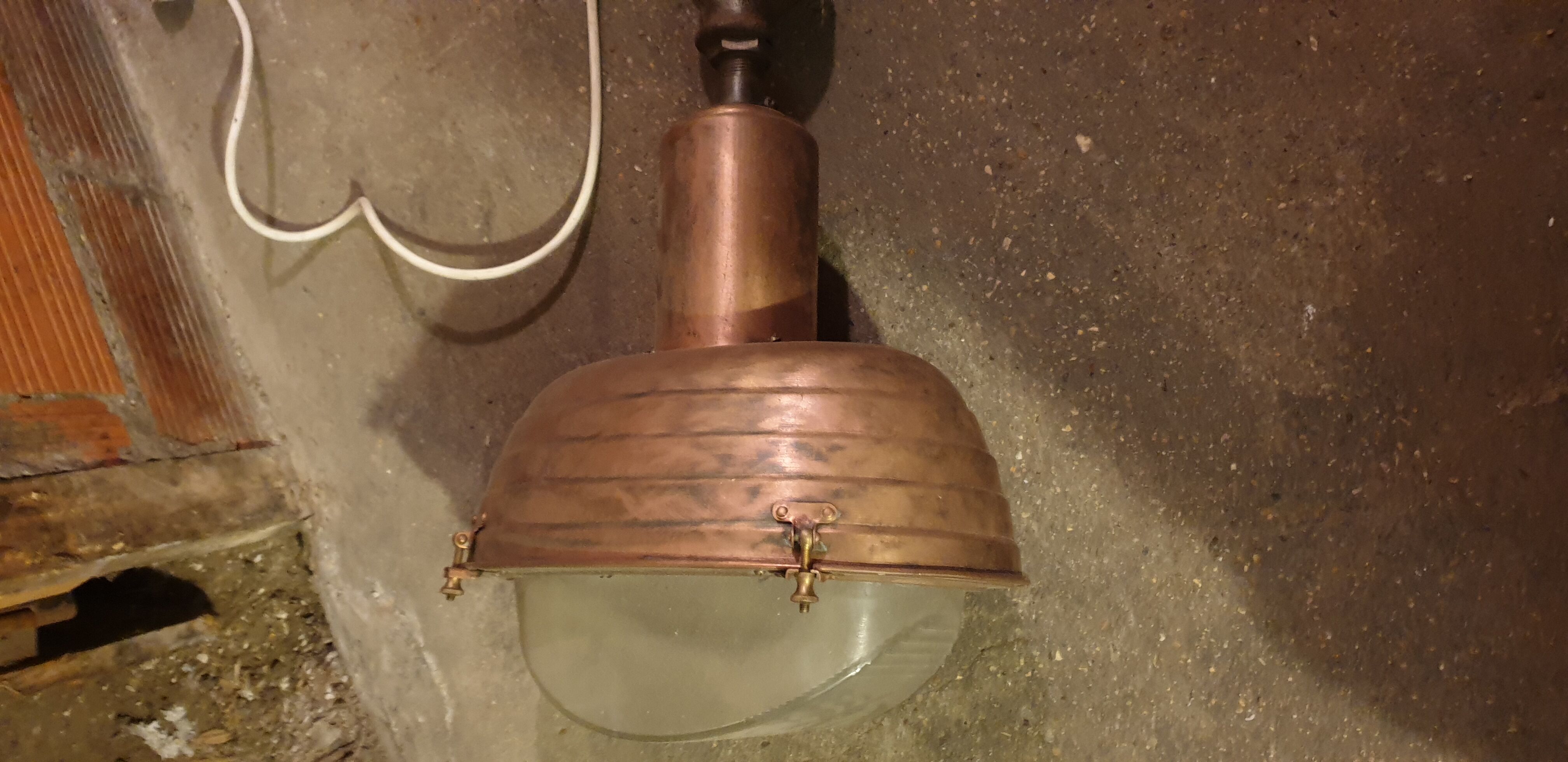 Industrial lamp applies outdoors