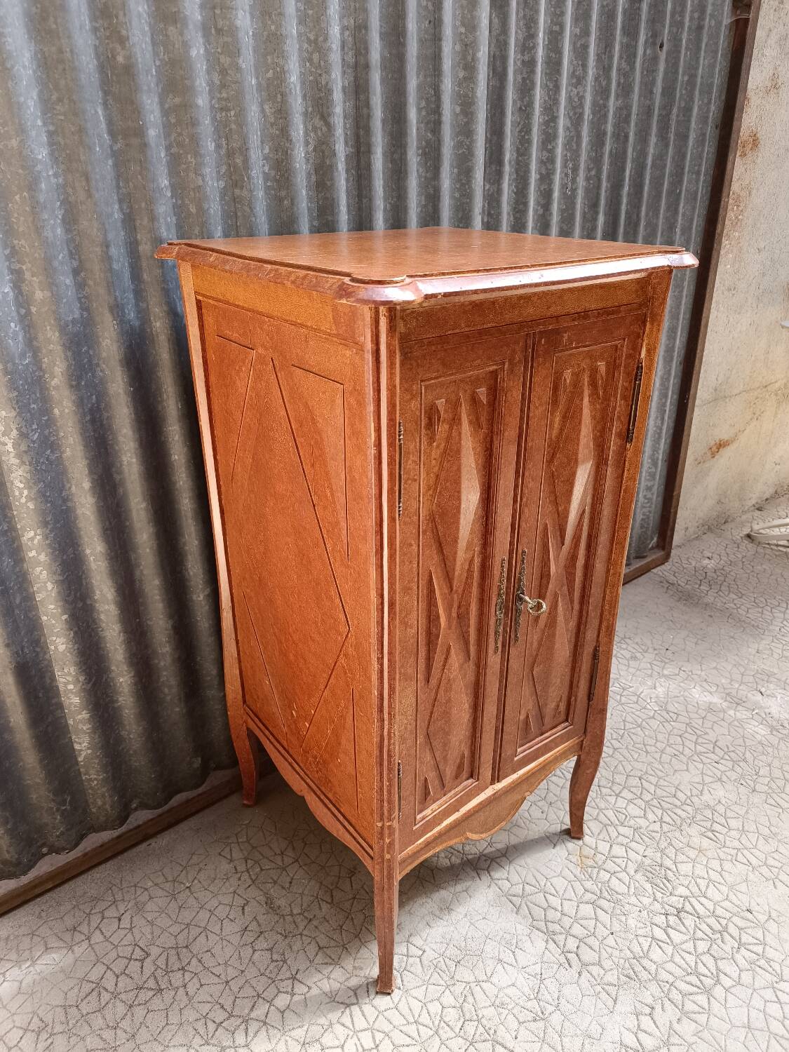 Two-door buffet