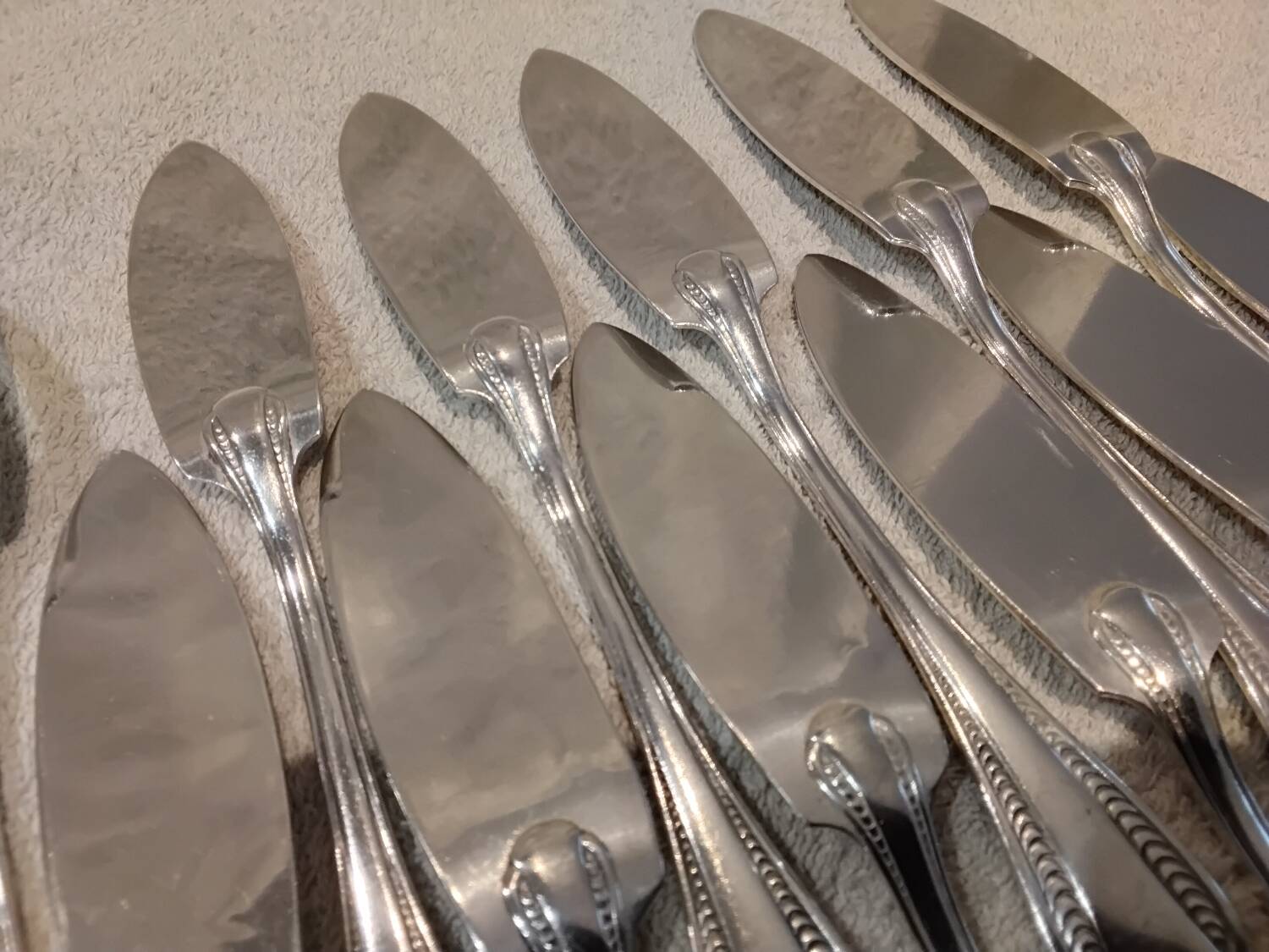 11 silver-plated fish forks and 11 fish knives by silversmith Ercuis Nil