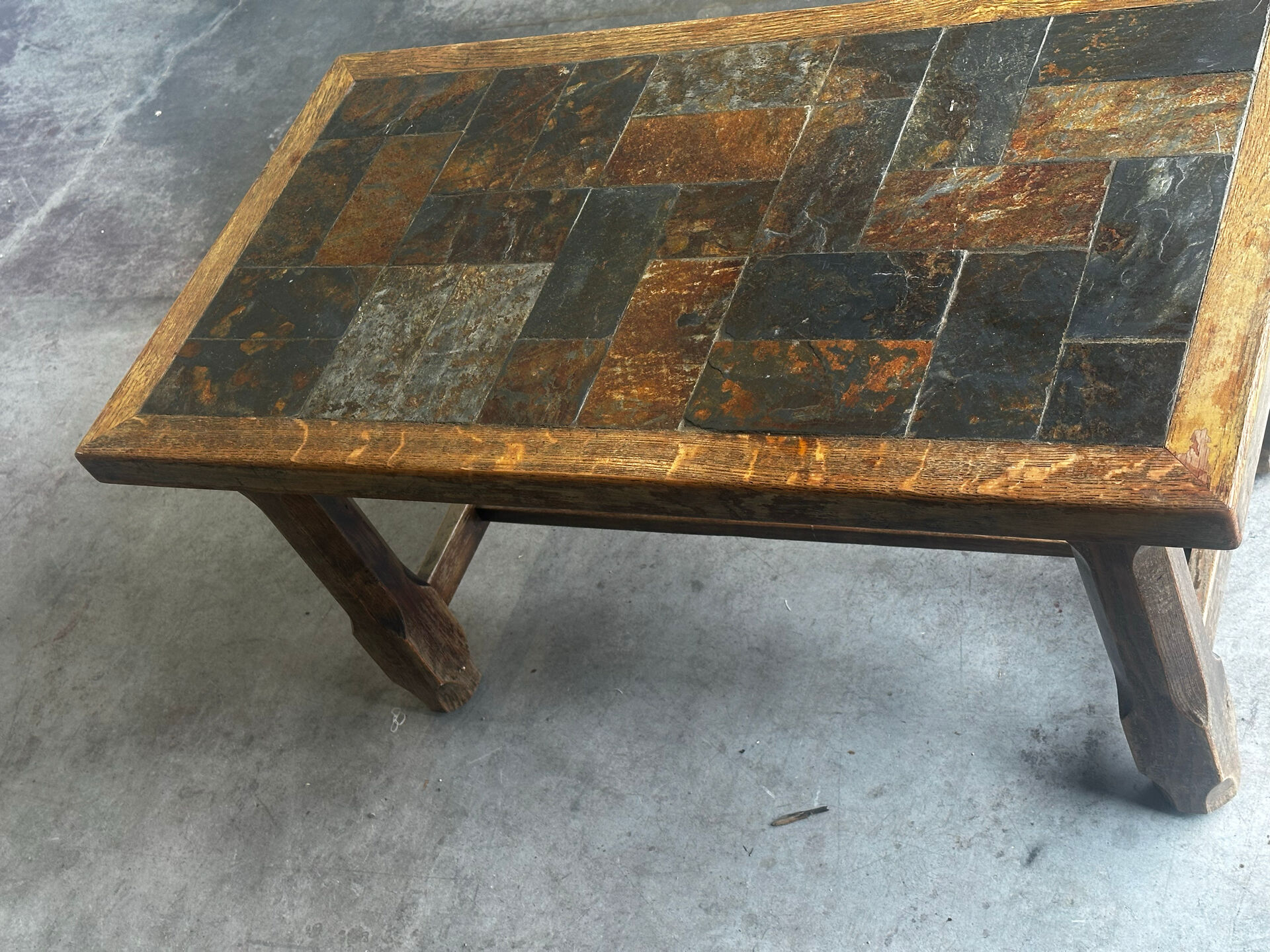 Table basse en chêne et ardoise – années 60-70