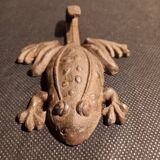 Grenouille en fonte support porte clés