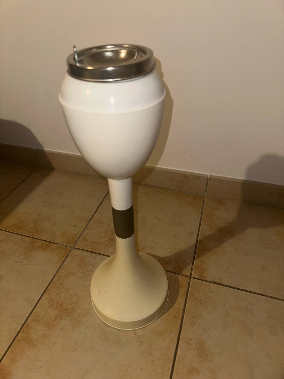 Italian ashtray 1970's in white plastic with its space age tulip foot