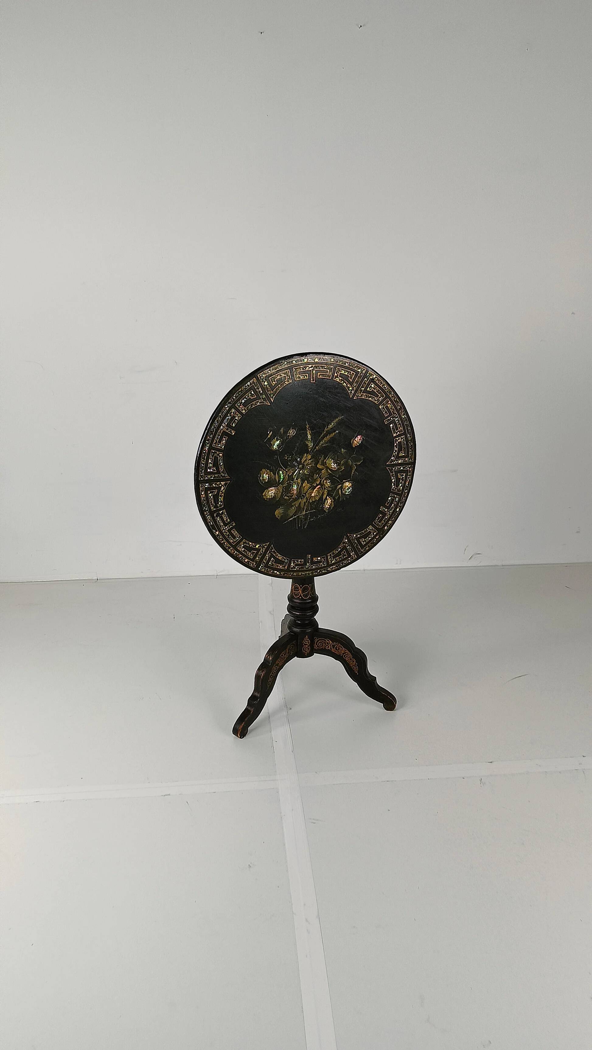 Astonishing Napoleon III tip-top table