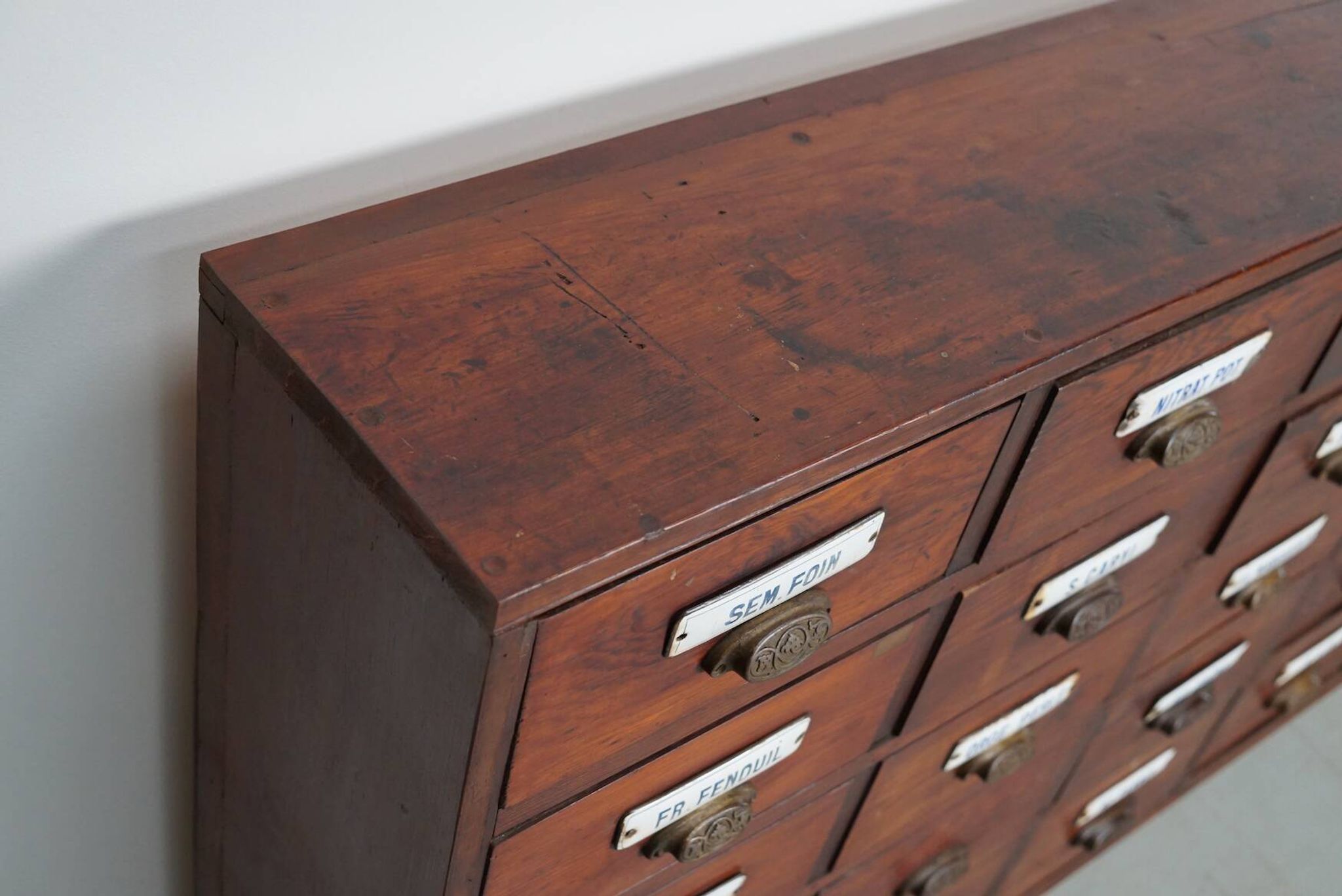 Grand Cabinet d'Apothicaire Antique en Pitch Pine, Belgique, avec Boucliers en Émail, 1900s