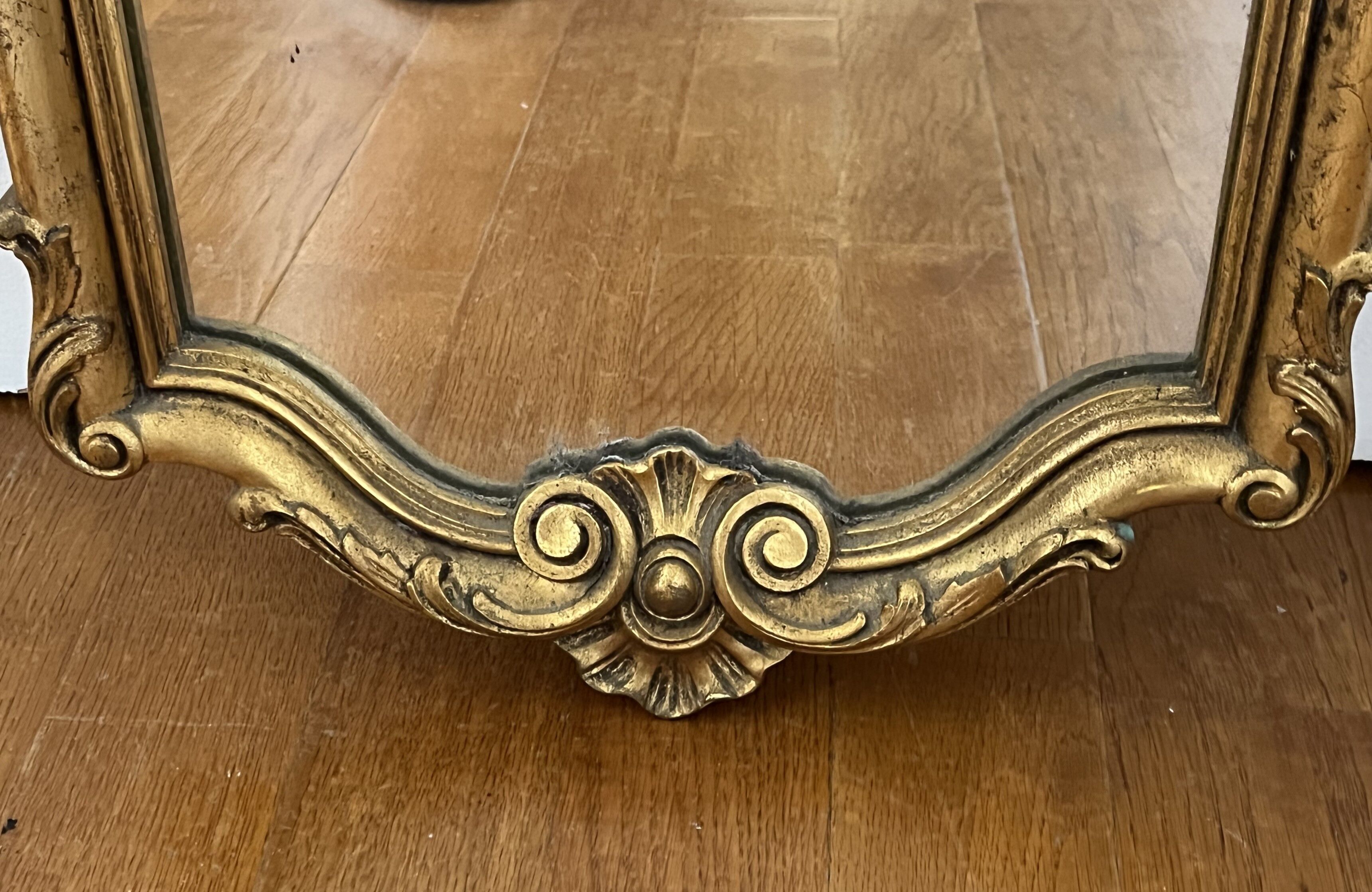 Miroir rocaille en résine dorée 98x34cm