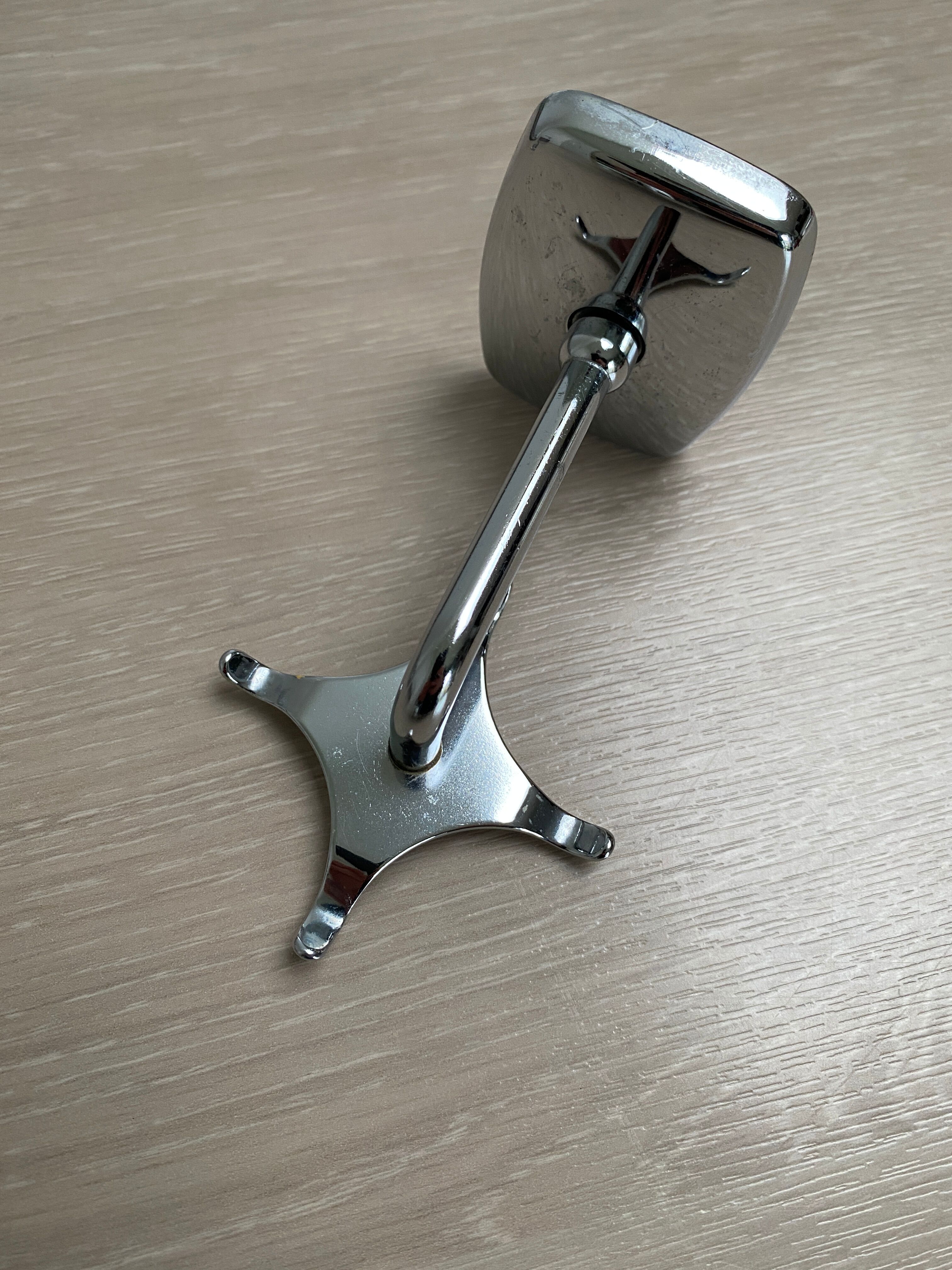 Chromed metal bathroom set