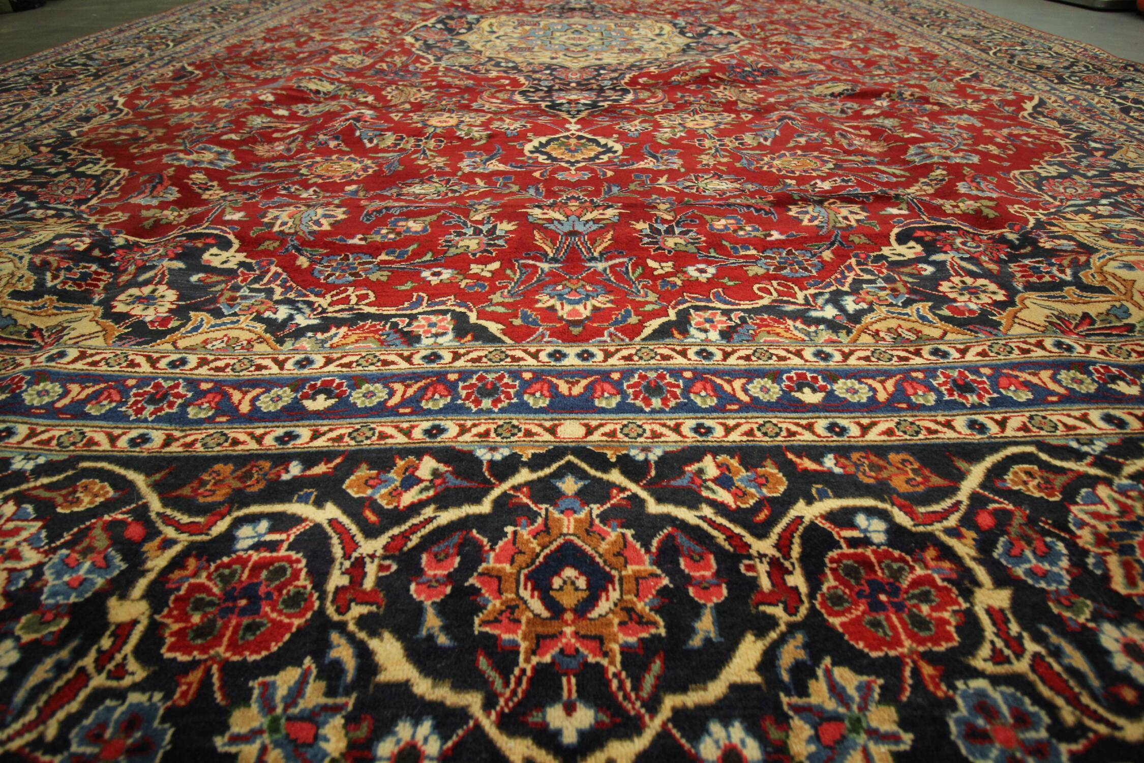 Tapis persan traditionnel fait à la main d’Ispahan en laine rouge vintage - 295x411cm