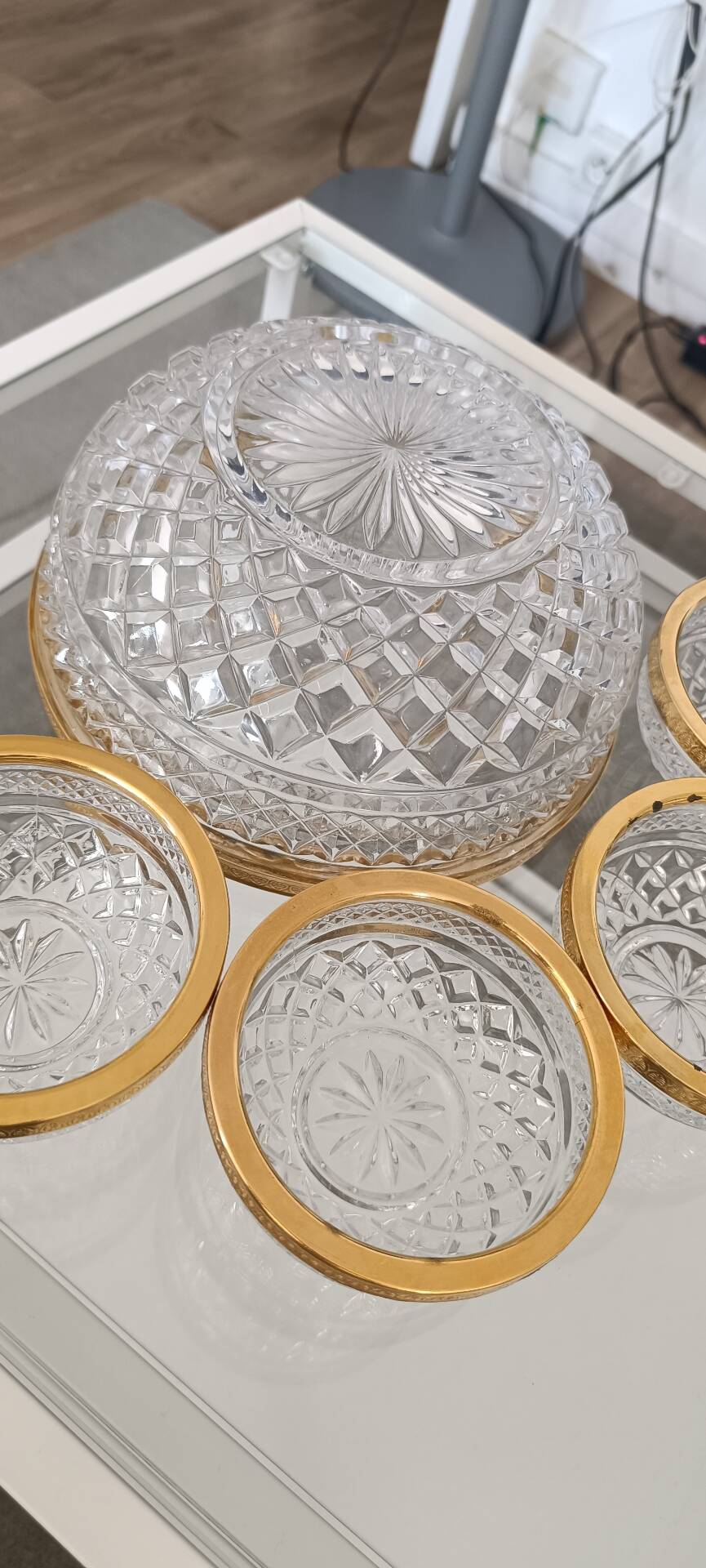 Salad bowl and diamond-shaped bowls in brass.