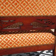 Ancienne banquette en bois et velours orange