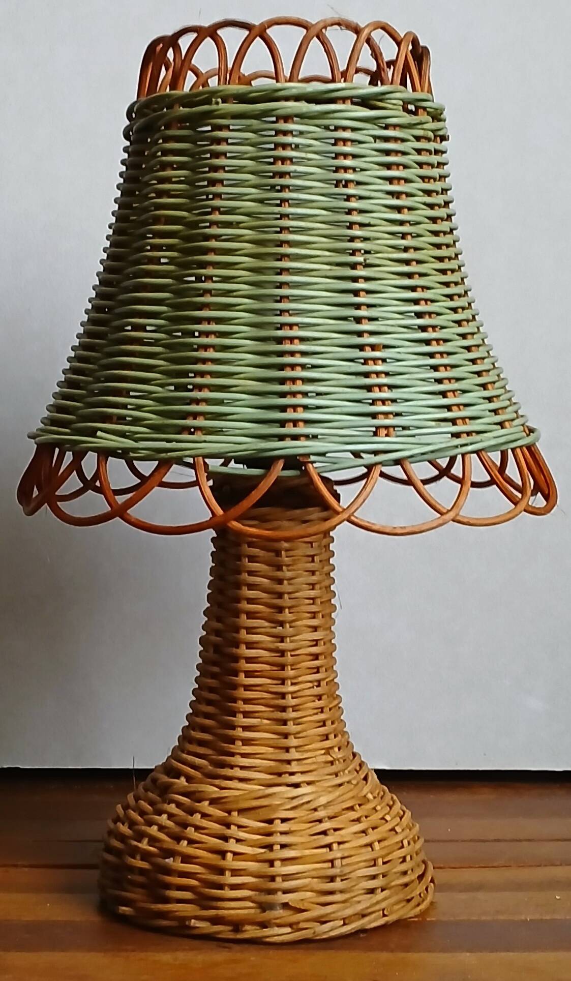 Lampe en rotin tressé & teinté vert céladon 1950