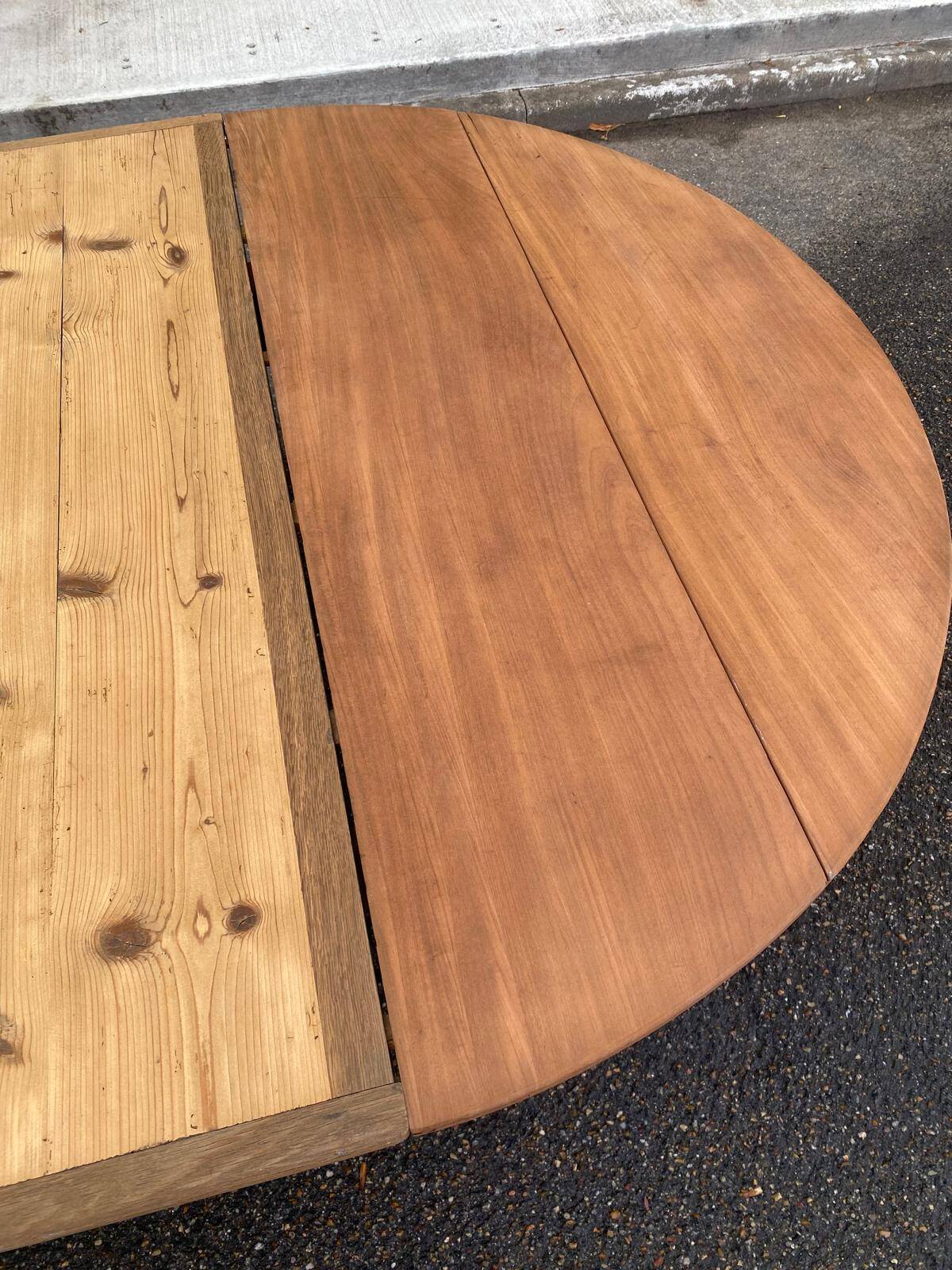 Round extendable banquet table stripped in solid mahogany with 4 extensions, 19th century.
