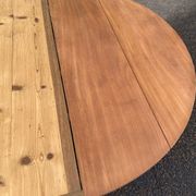 Round extendable banquet table stripped in solid mahogany with 4 extensions, 19th century.