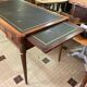 Bureau Type Louis XVI en merisier et cuir