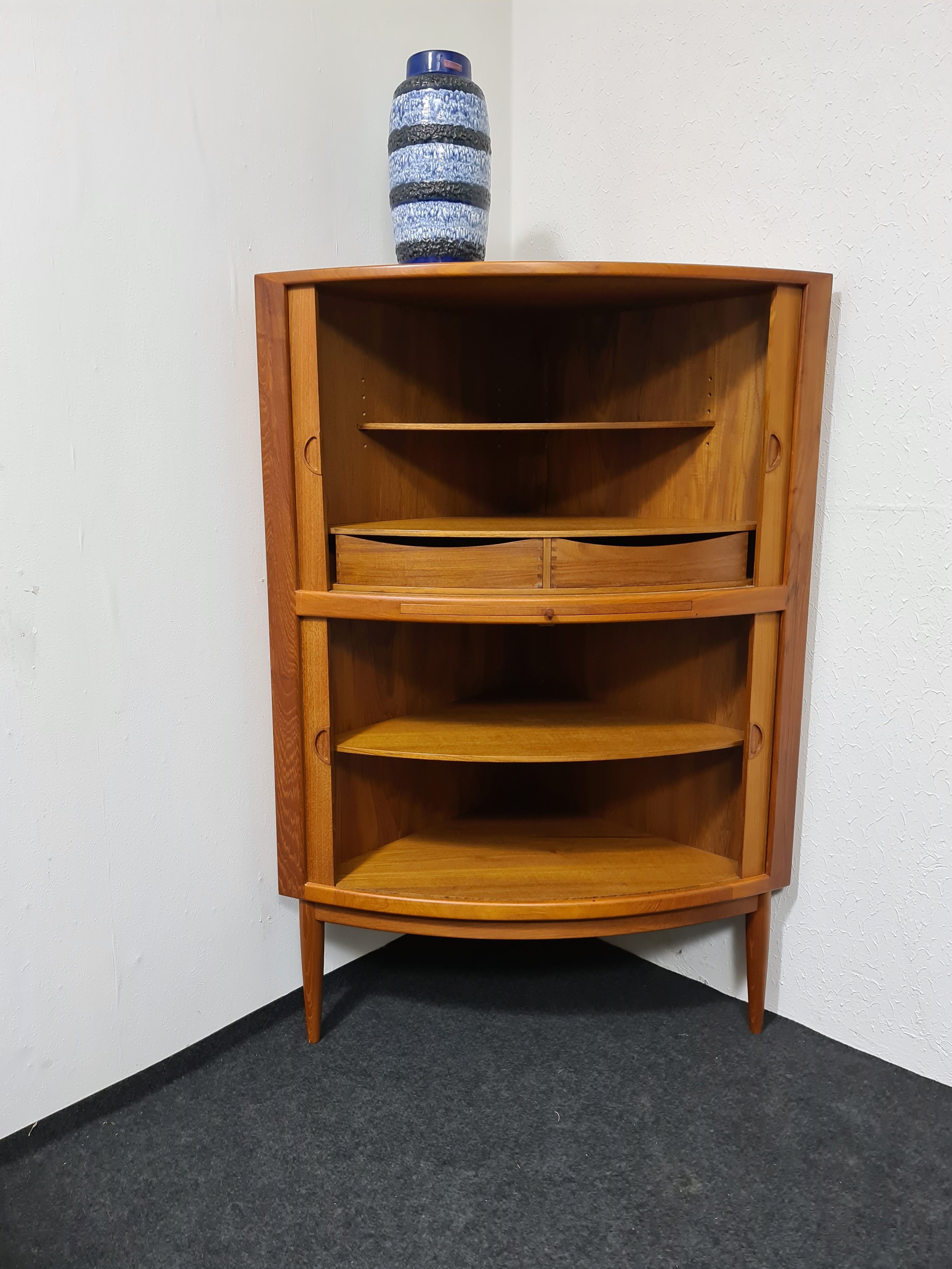 Buffet d’angle de teck par Dyrlund