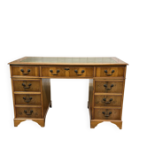 Bureau plat anglais à caissons des années 1970 en if et dessus cuir