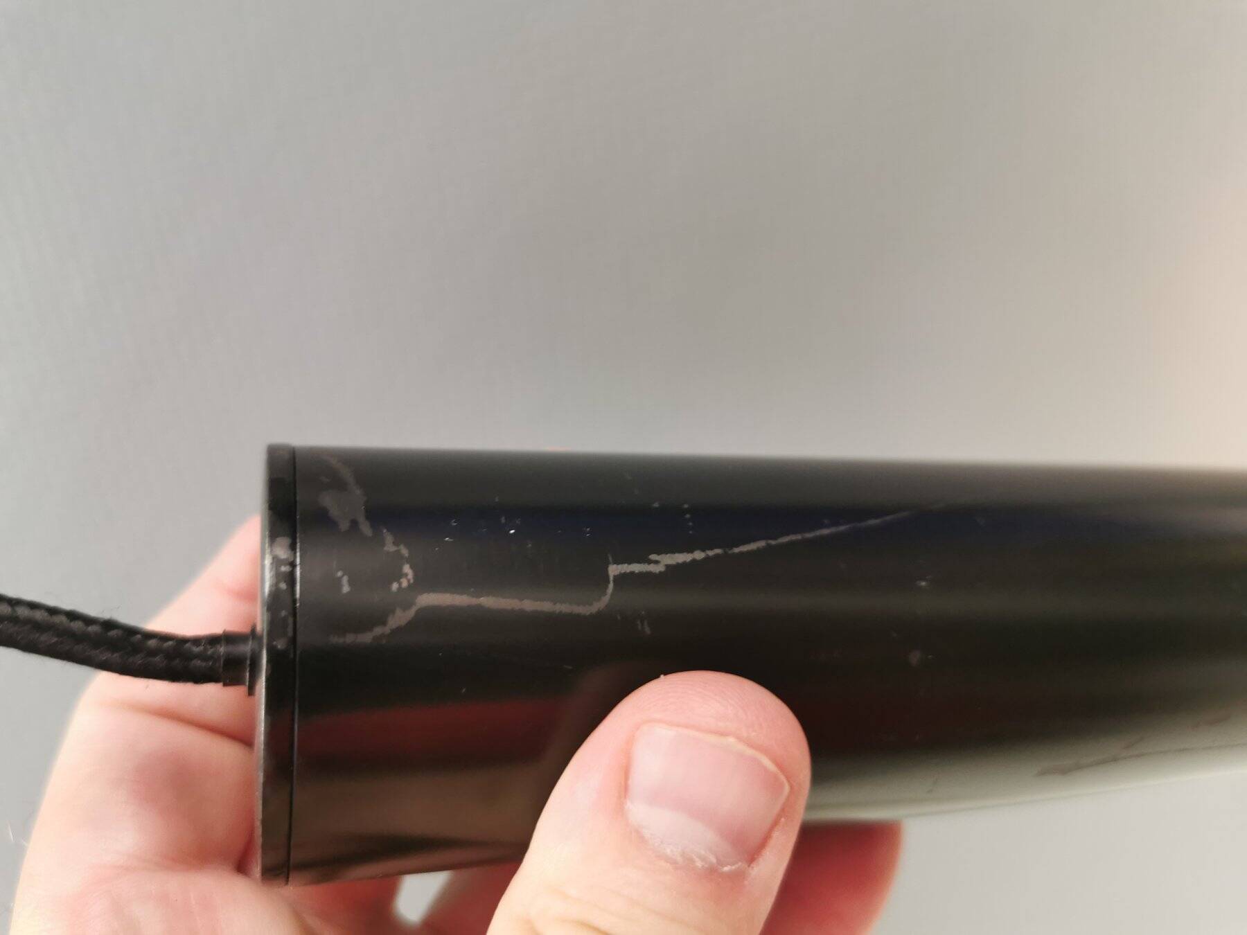 Deux suspensions de forme cylindrique en laque noire