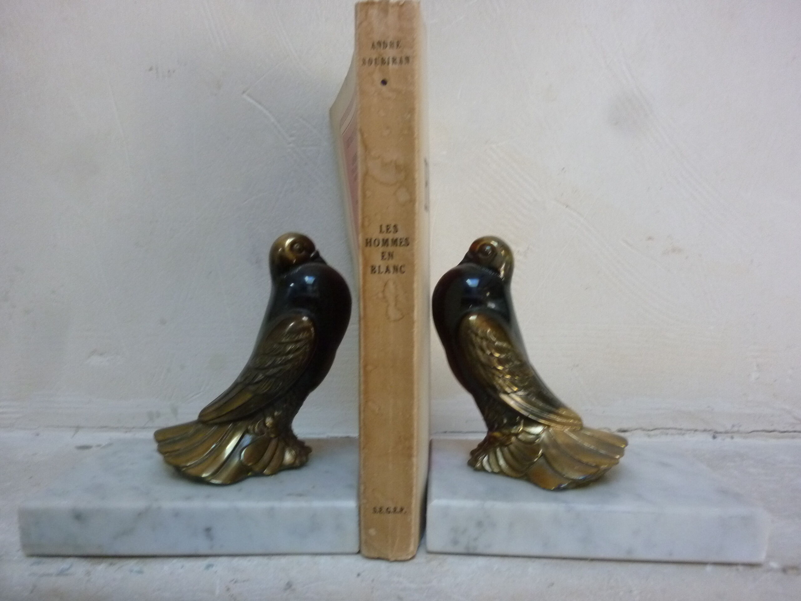 Pair of bookends pigeons doves in regular patinated bronze on marble base 1930