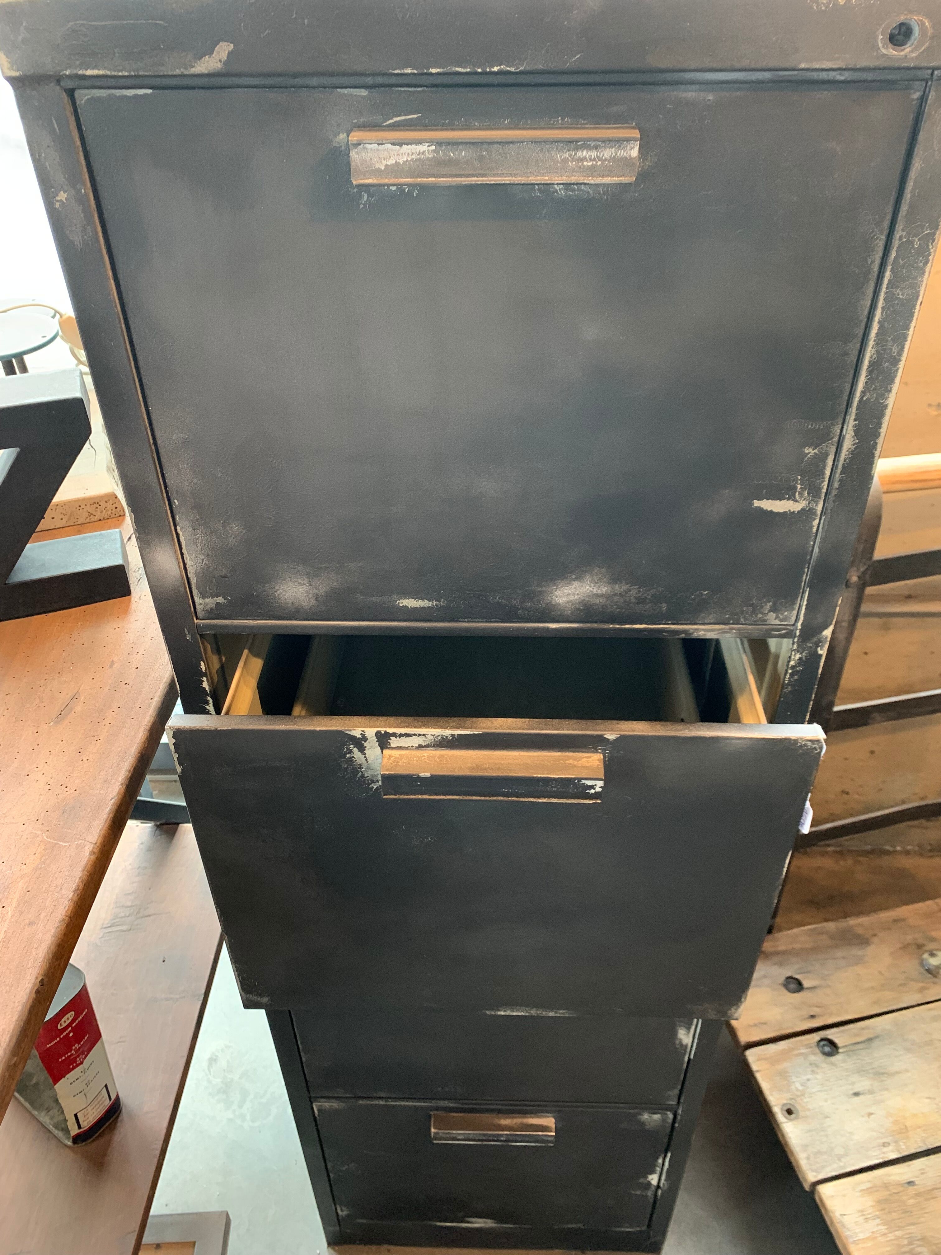 Industrial drawer cabinet