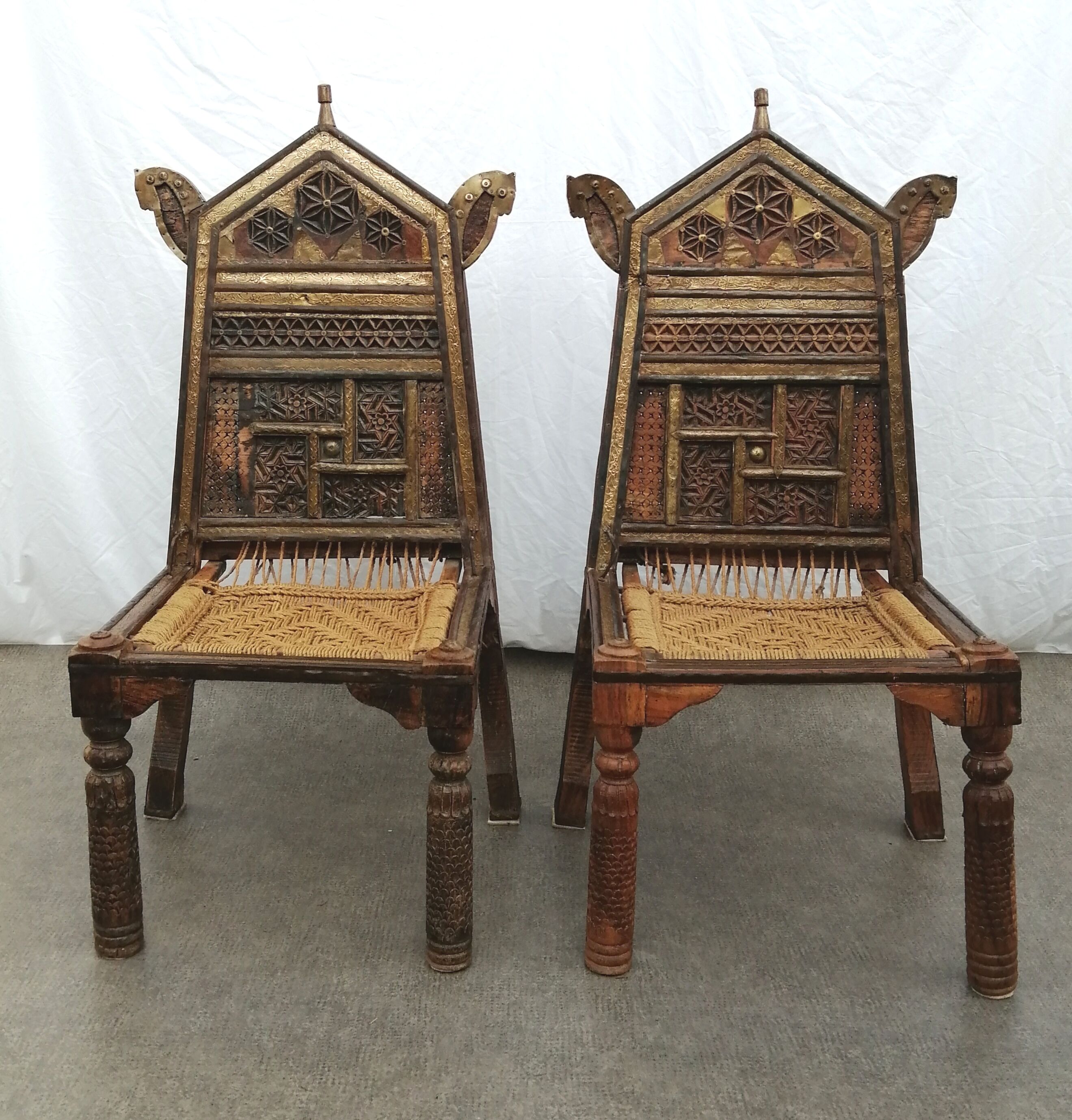 Paire de fauteuils à oreille du Rajasthan de 1920, en laiton, corde et  bois exotique massif