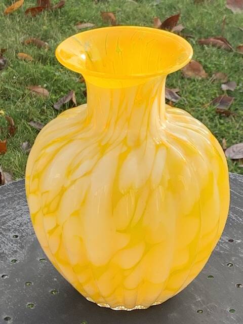 Vase en verre de clichy jaune et blanc, vintage