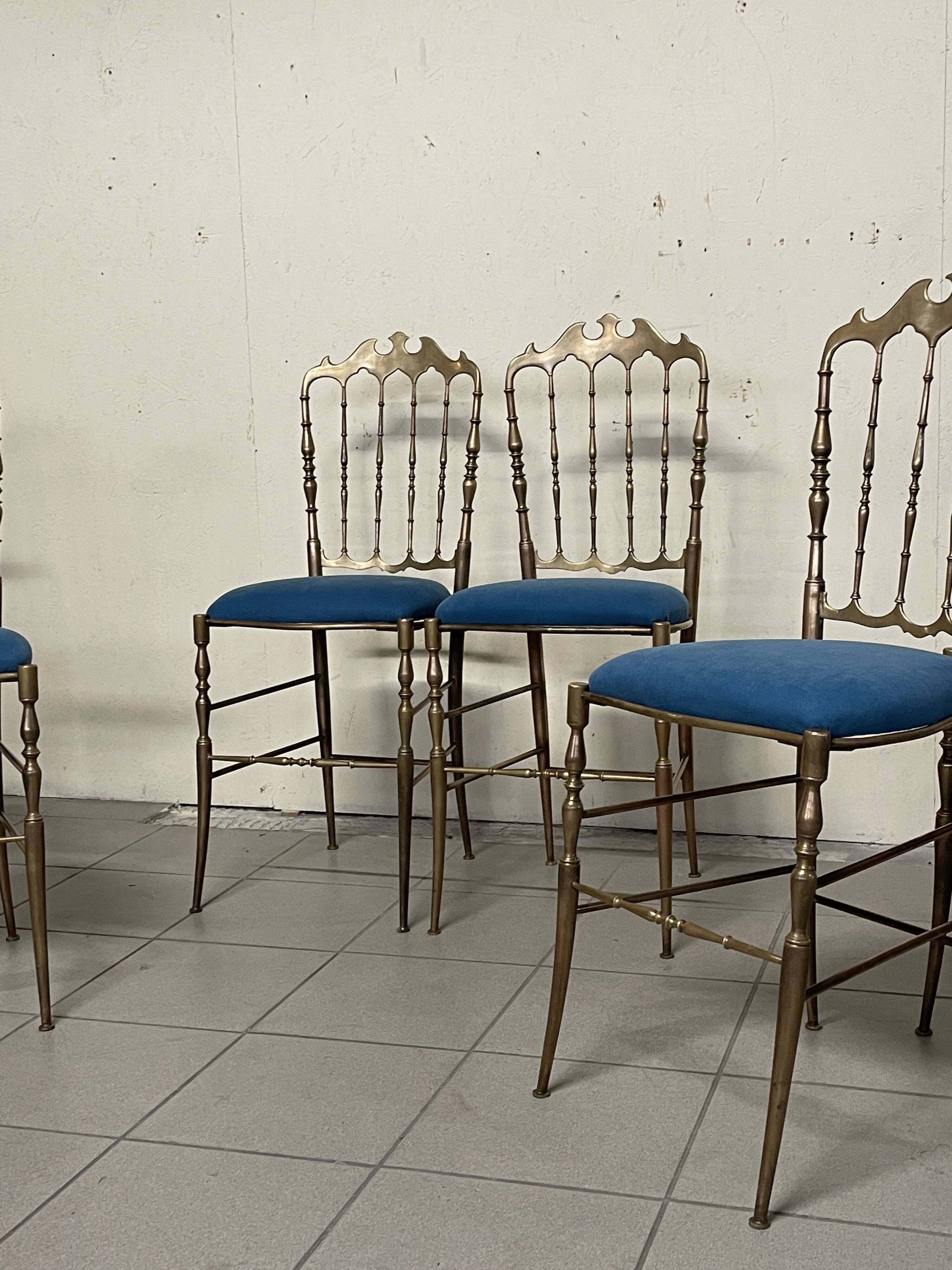 Ensemble de 6 chaises Chiavarine des années 1950 en laiton et tissu.