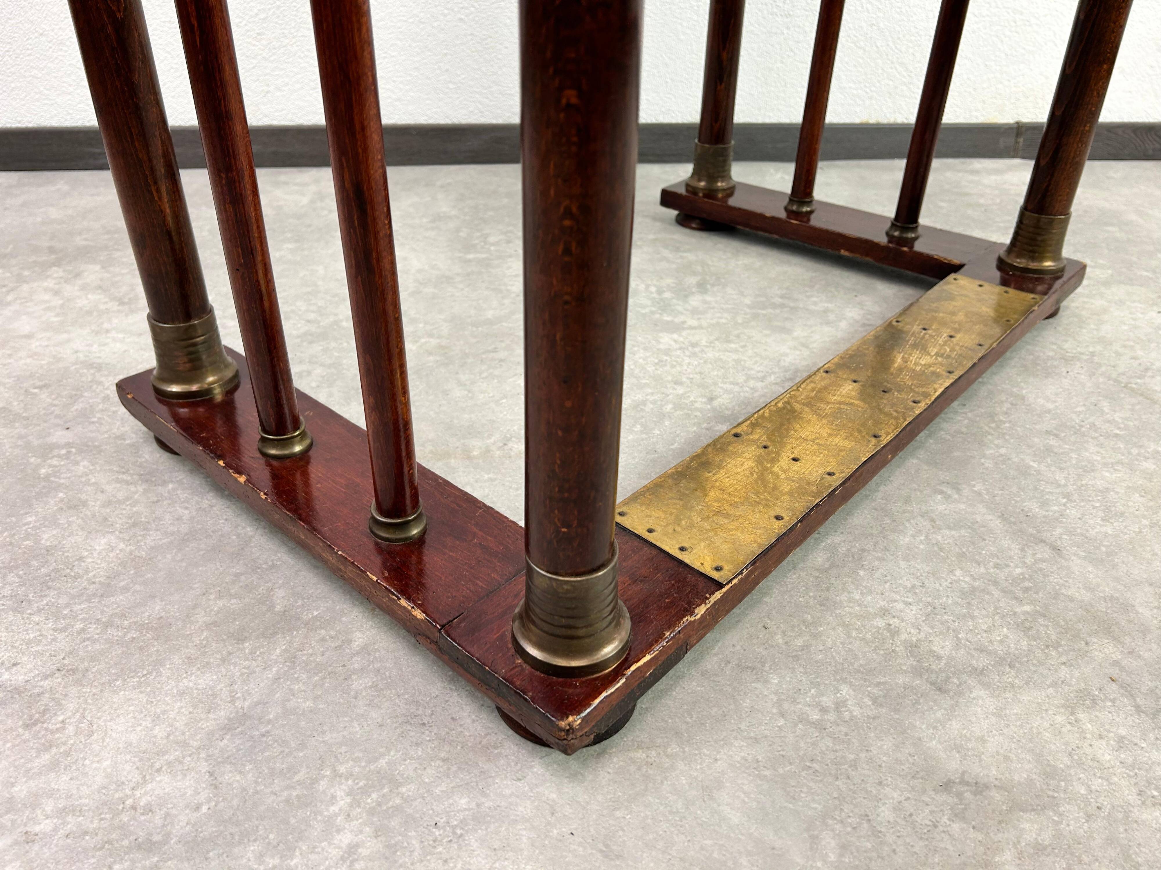 Small writing table secession