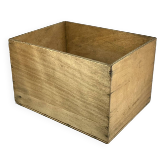 Ancienne boîte en bois de grande taille