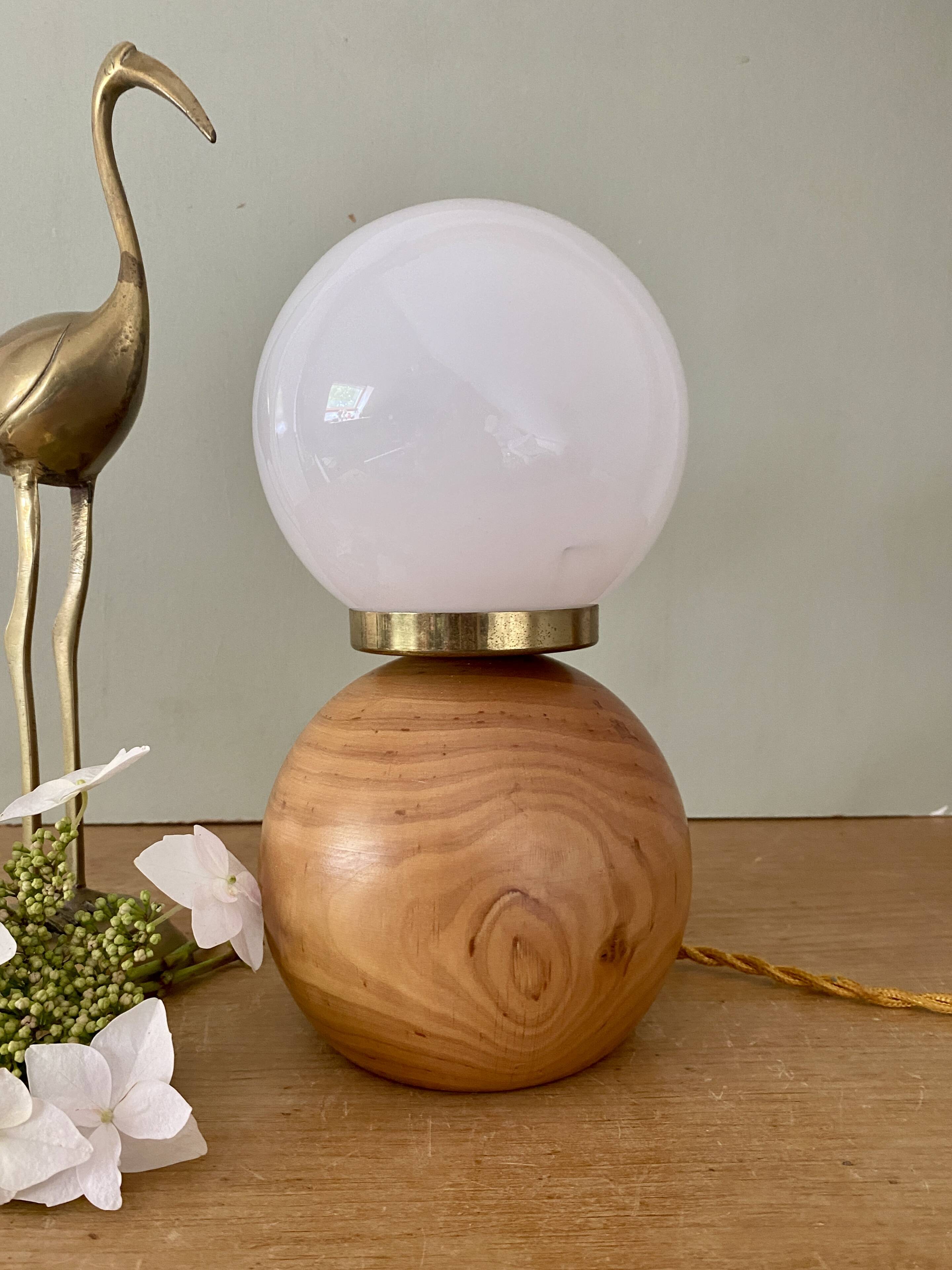 Lampe vintage opaline blanche et bois